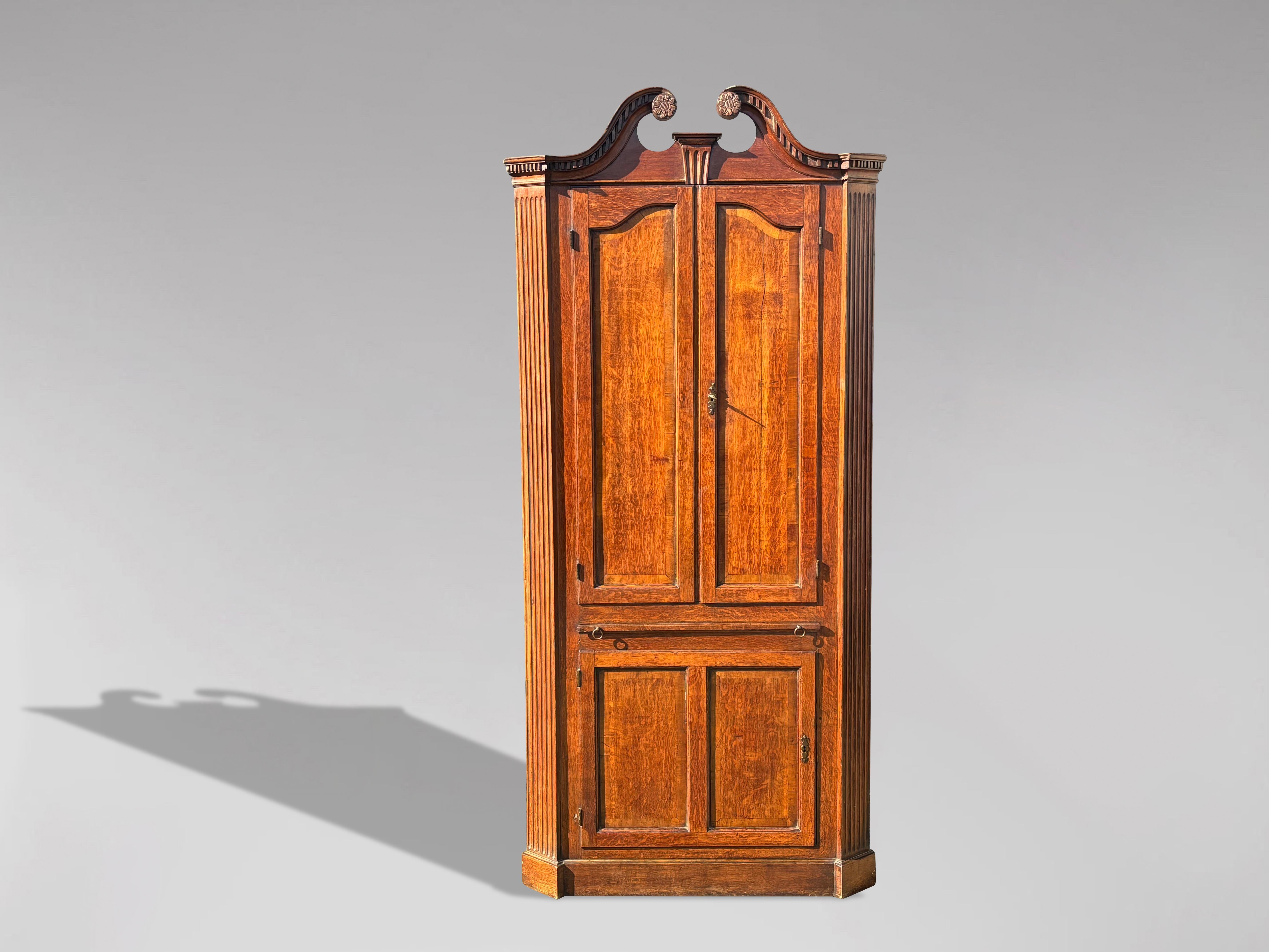 Credenza d'angolo in piedi in Oak del XVIII secolo, periodo Giorgio III in vendita 5