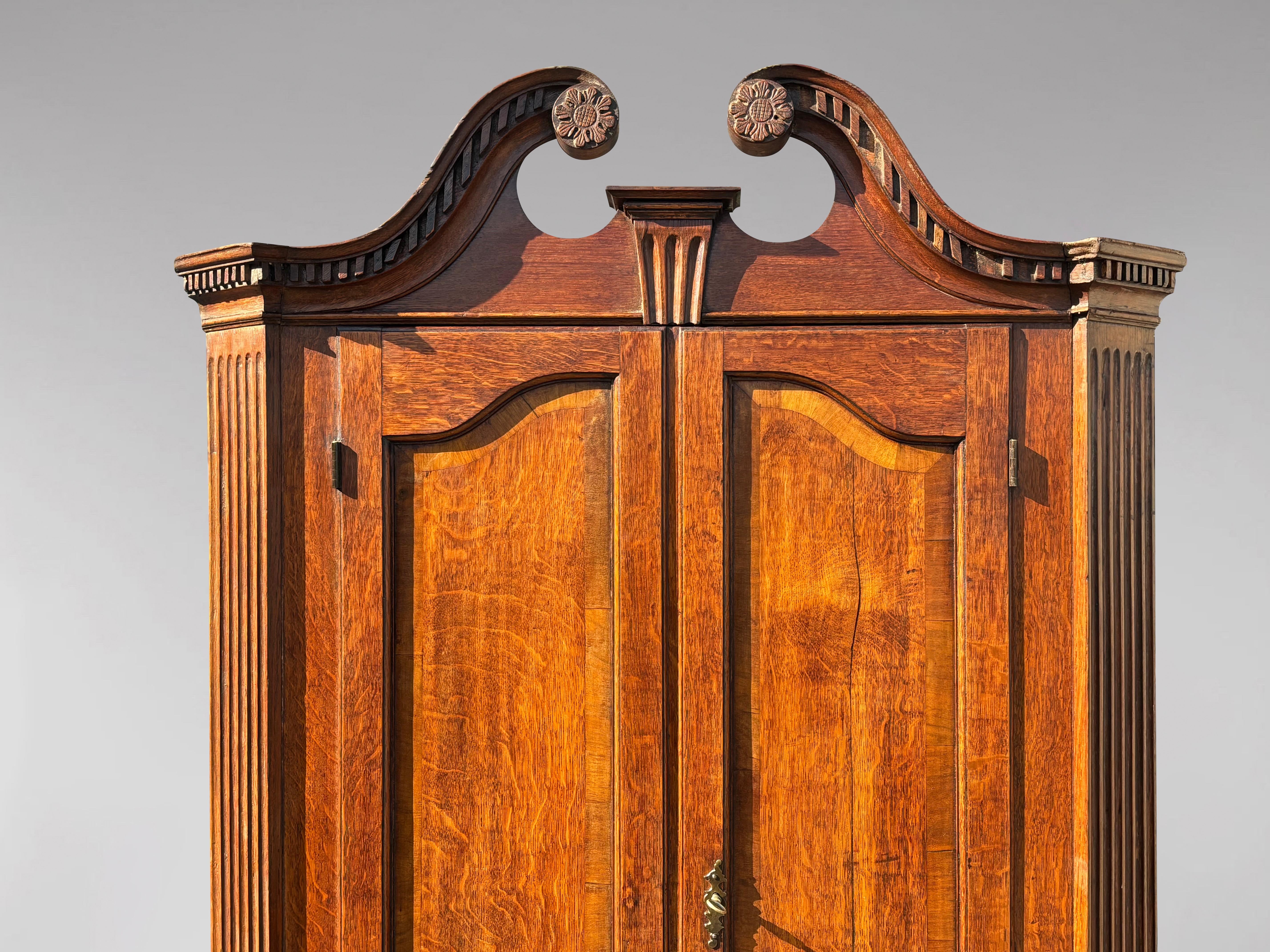 Britannico Credenza d'angolo in piedi in Oak del XVIII secolo, periodo Giorgio III in vendita
