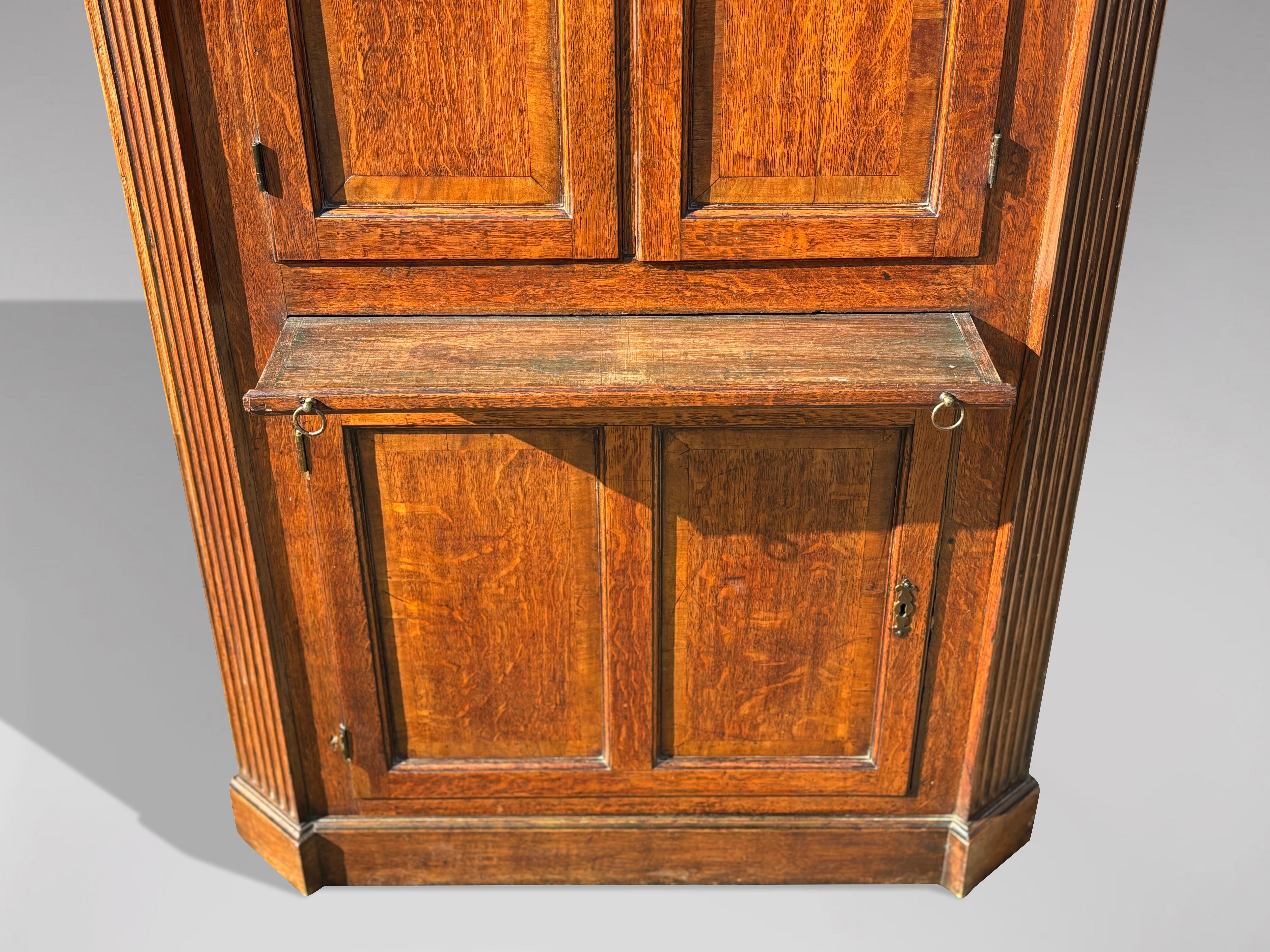 Credenza d'angolo in piedi in Oak del XVIII secolo, periodo Giorgio III In condizioni buone in vendita a Petworth,West Sussex, GB