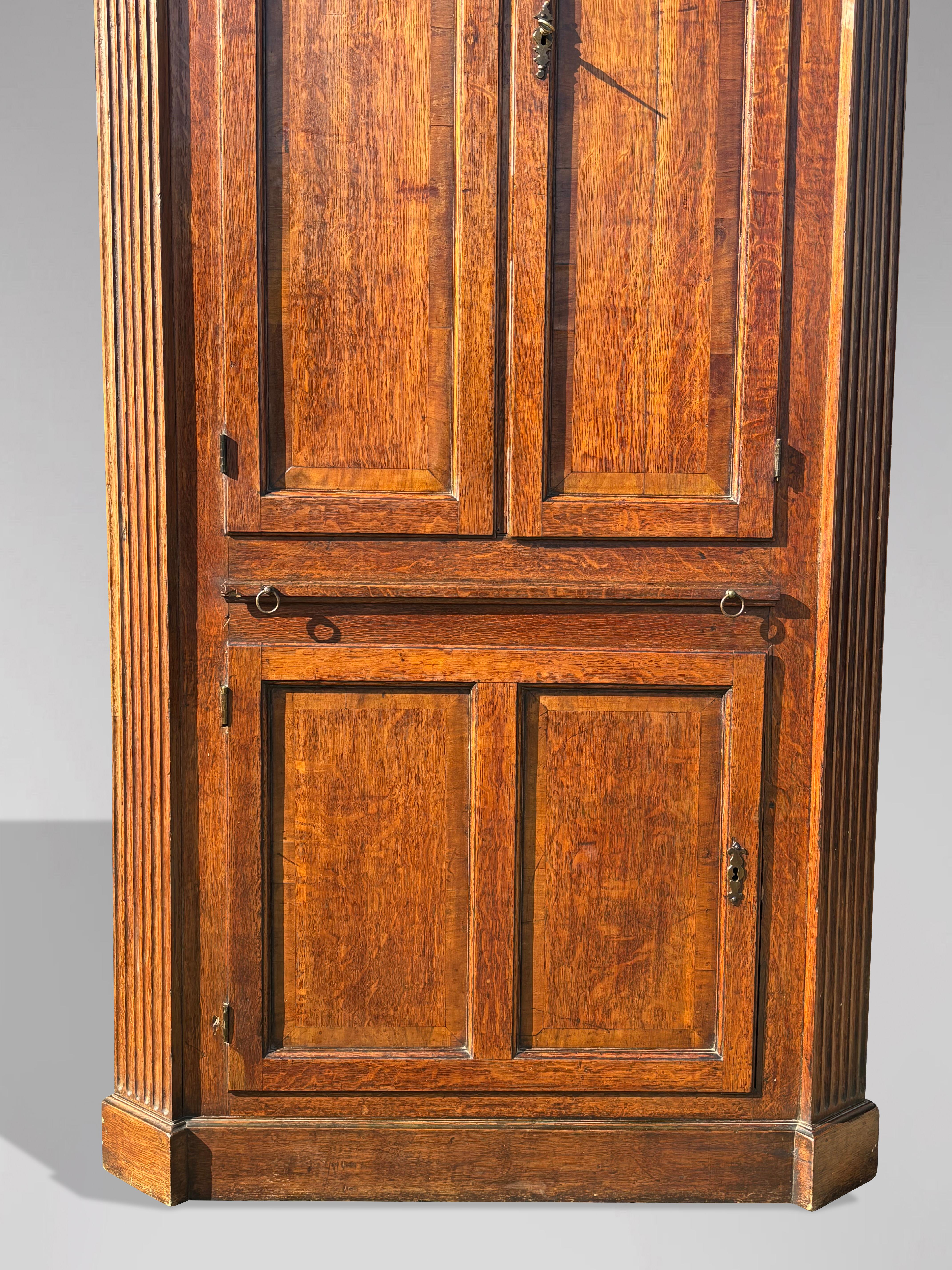 Quercia Credenza d'angolo in piedi in Oak del XVIII secolo, periodo Giorgio III in vendita