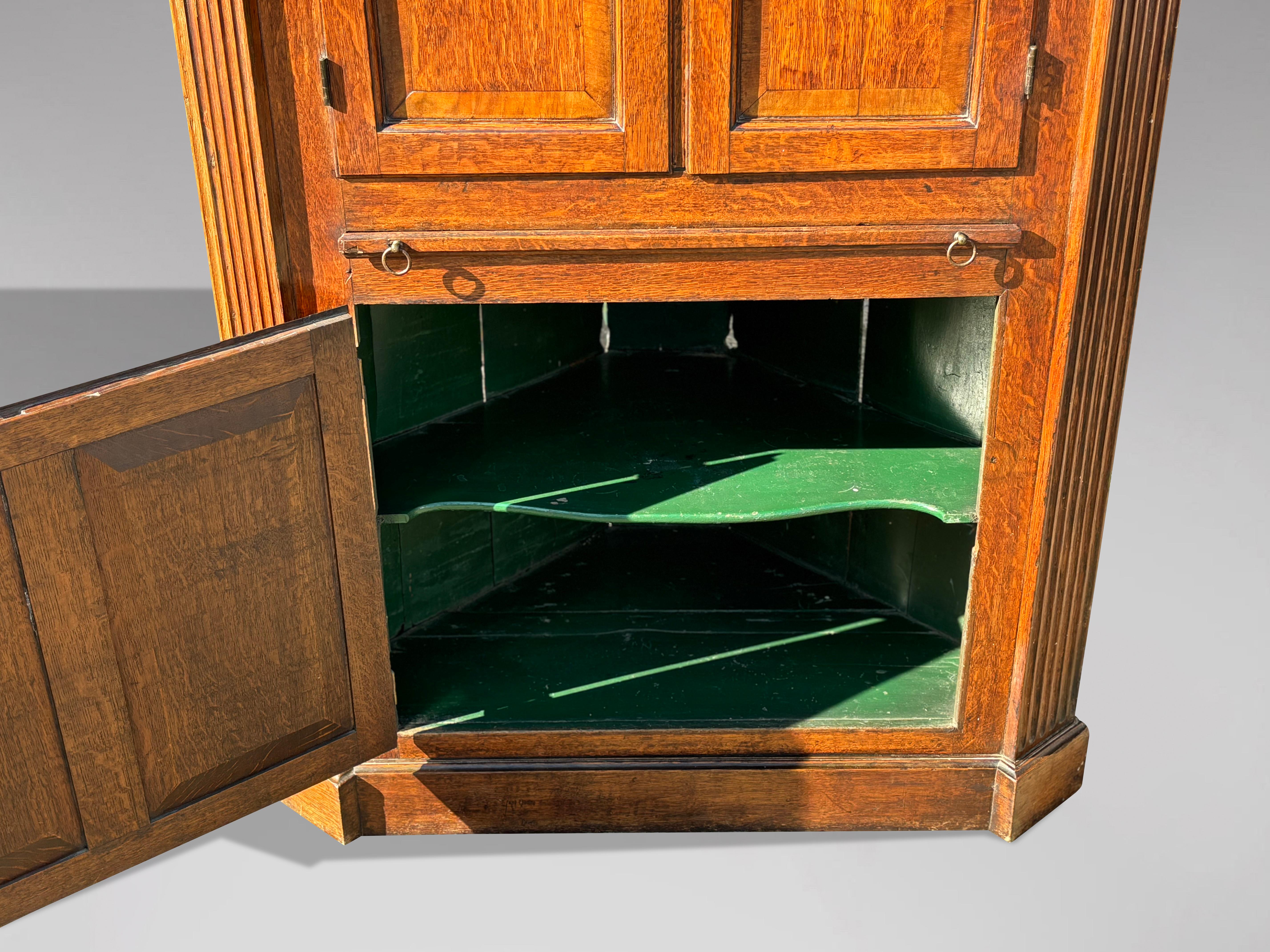 Credenza d'angolo in piedi in Oak del XVIII secolo, periodo Giorgio III in vendita 1
