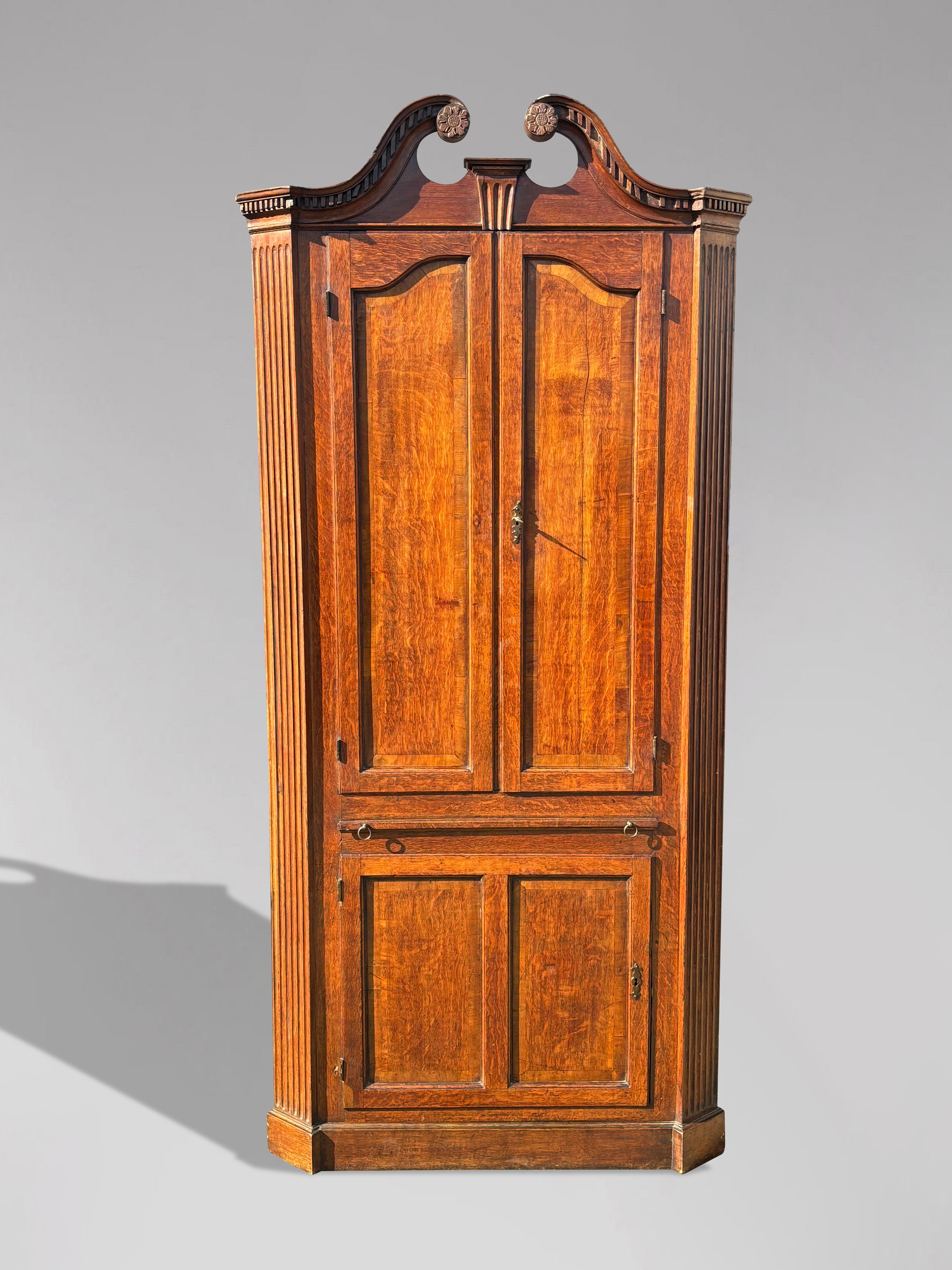 Credenza d'angolo in piedi in Oak del XVIII secolo, periodo Giorgio III in vendita 4