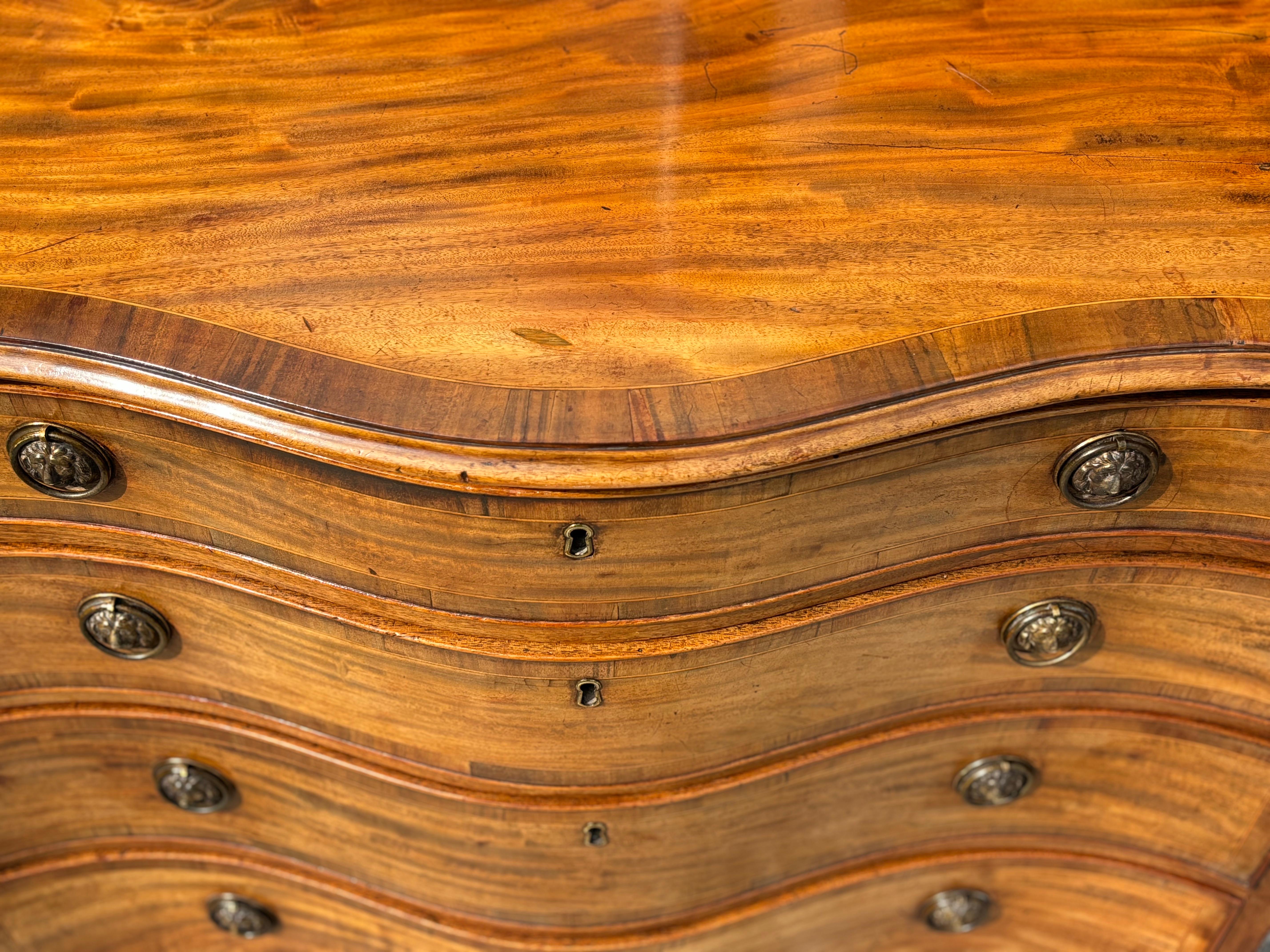 Ottone Cassettiera a serpentina del XVIII secolo, periodo Giorgio III in vendita