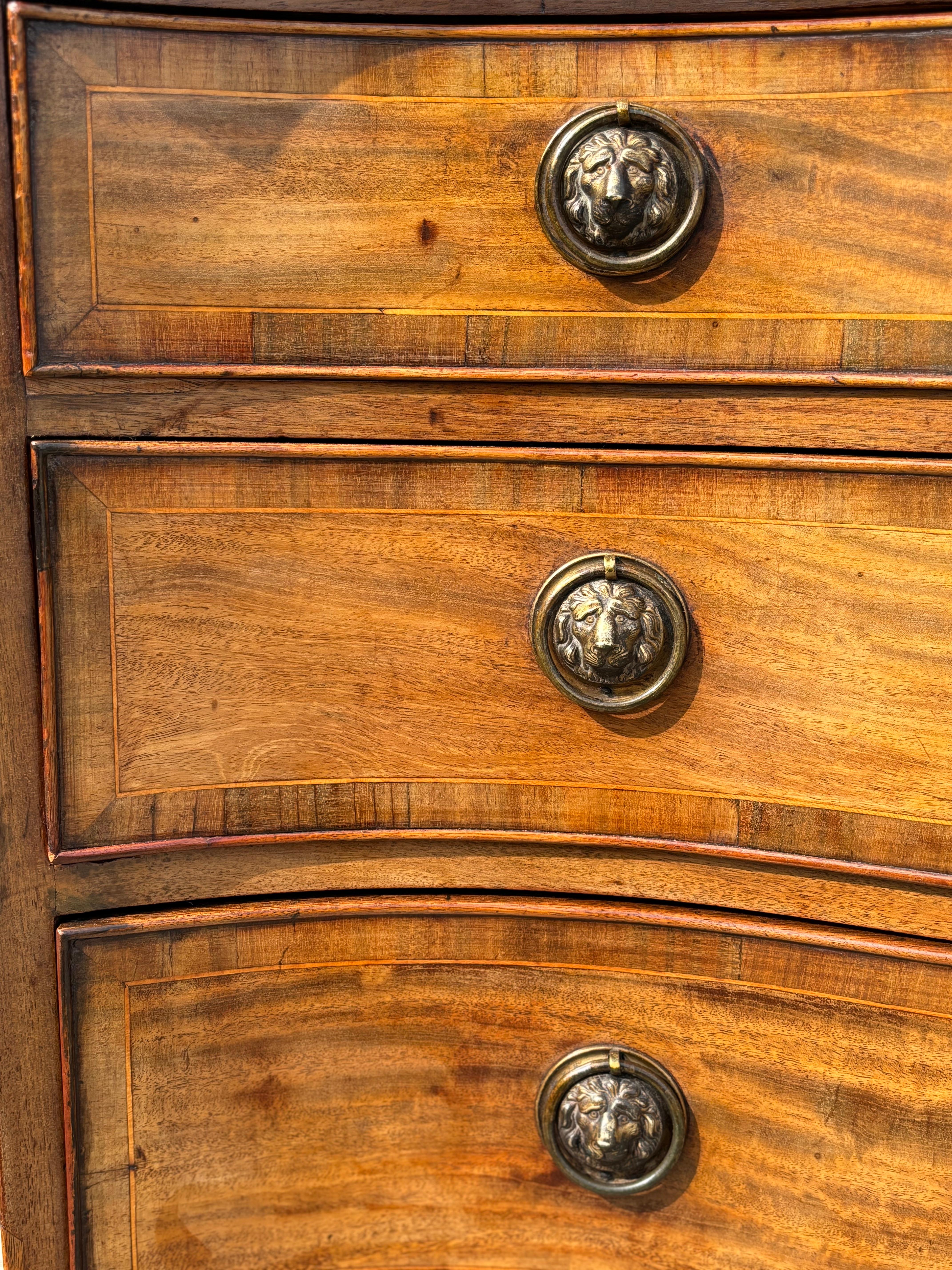 Cassettiera a serpentina del XVIII secolo, periodo Giorgio III in vendita 1
