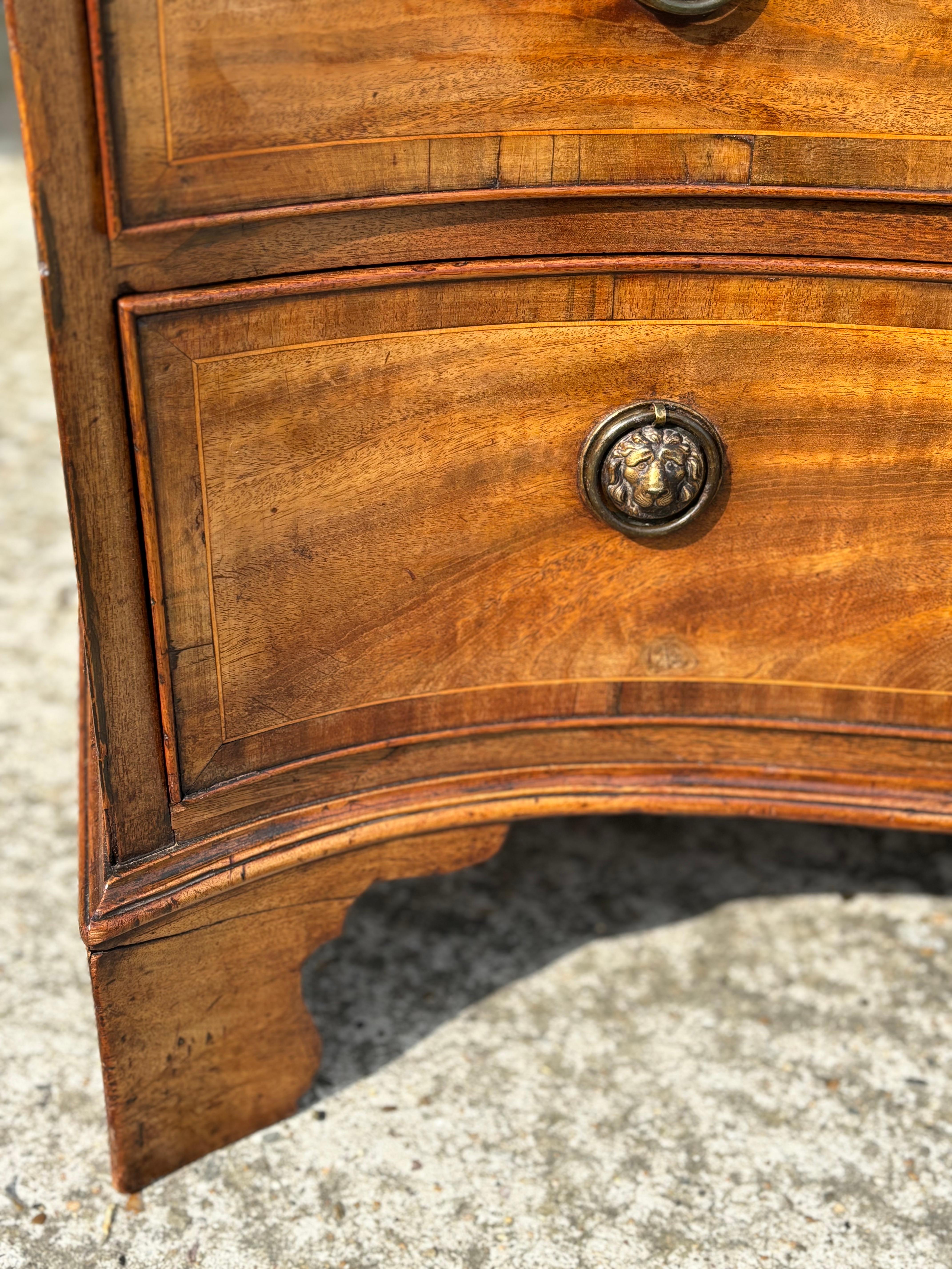 Cassettiera a serpentina del XVIII secolo, periodo Giorgio III in vendita 2