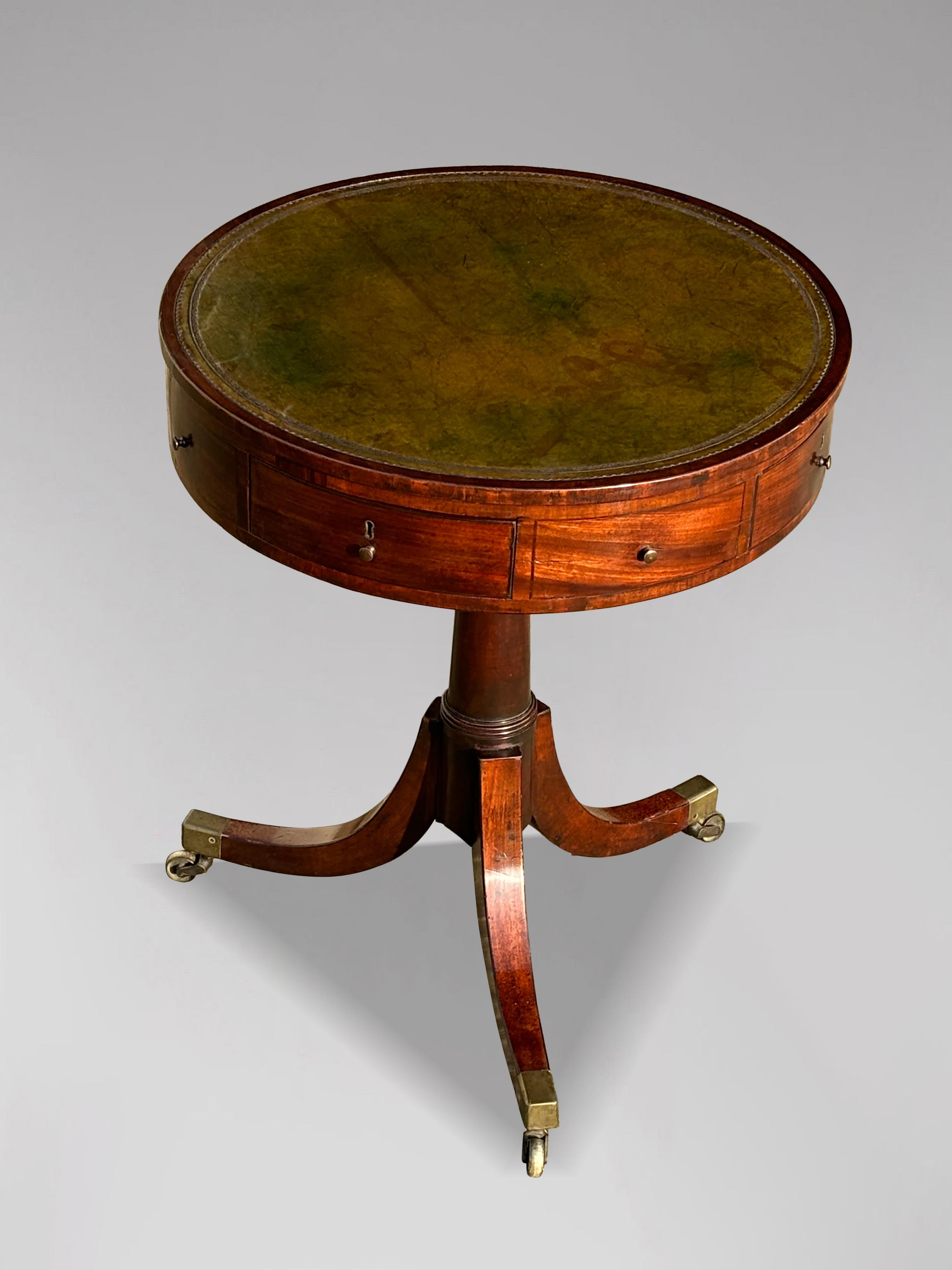 XVIIIe siècle Période George III Petite table à tambour en acajou en vente 4