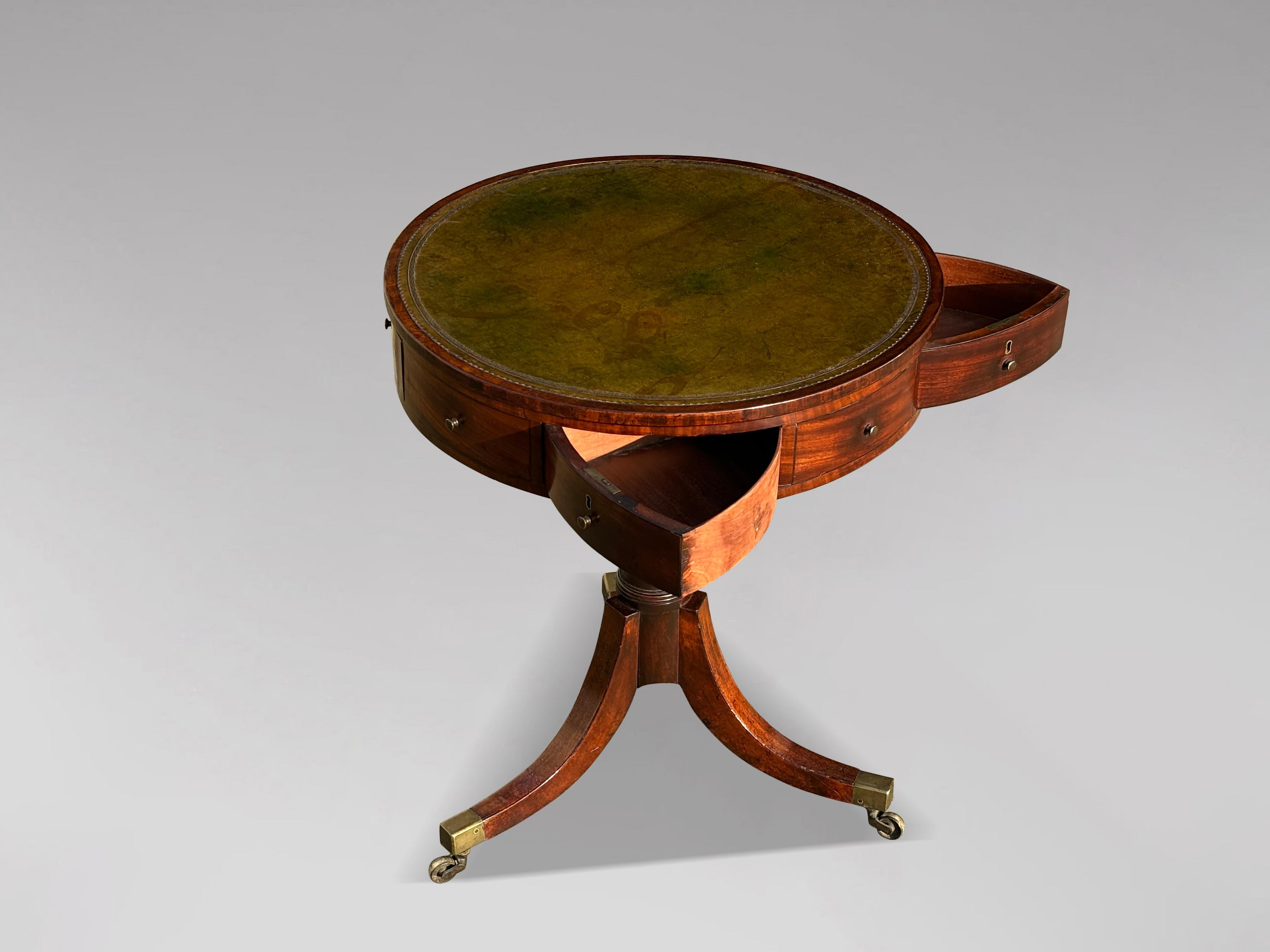 XVIIIe siècle Période George III Petite table à tambour en acajou en vente 5