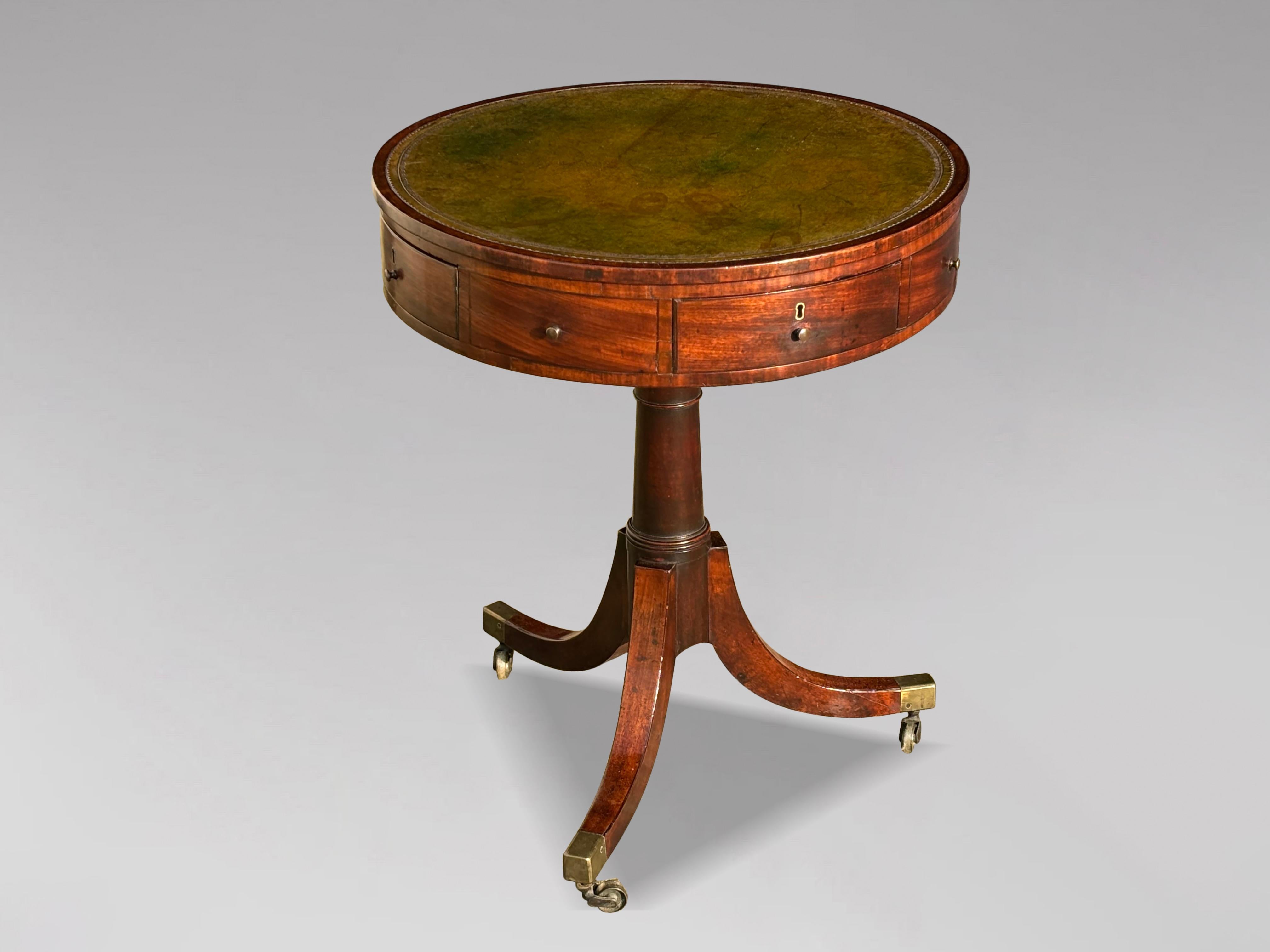 Cette petite table à tambour en acajou du XVIIIe siècle d'époque George III est d'une qualité exceptionnelle et d'un design géorgien élégant. Le plateau circulaire en acajou est orné d'un insert en cuir doré d'origine. La frise comprend quatre