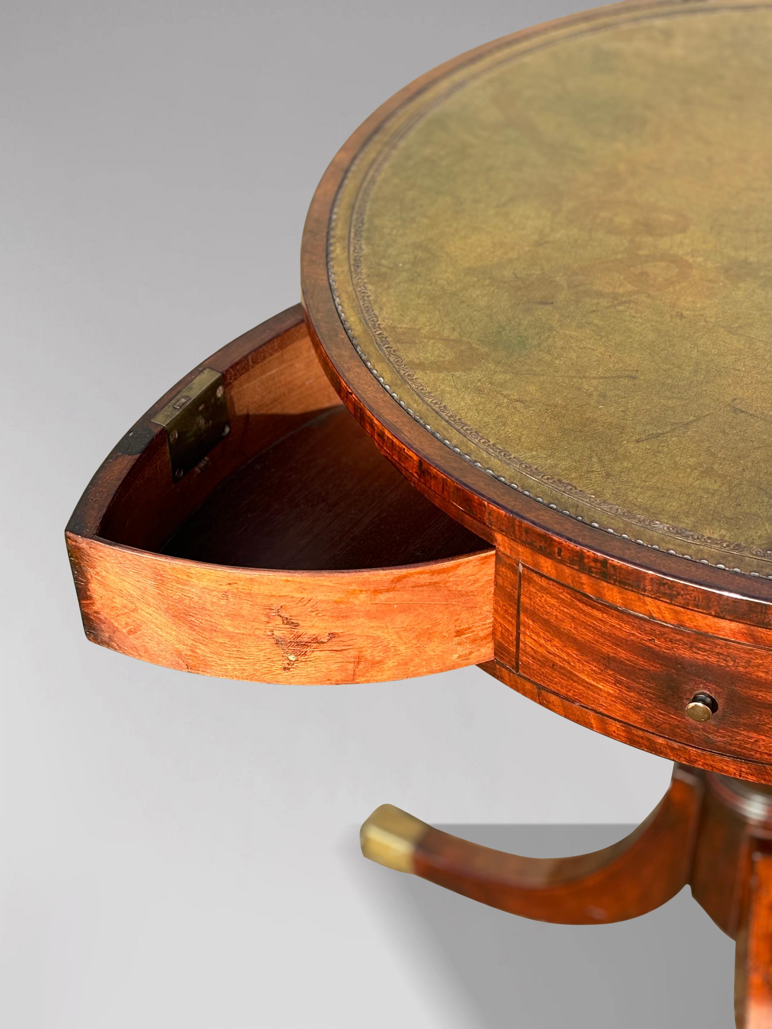 Poli XVIIIe siècle Période George III Petite table à tambour en acajou en vente
