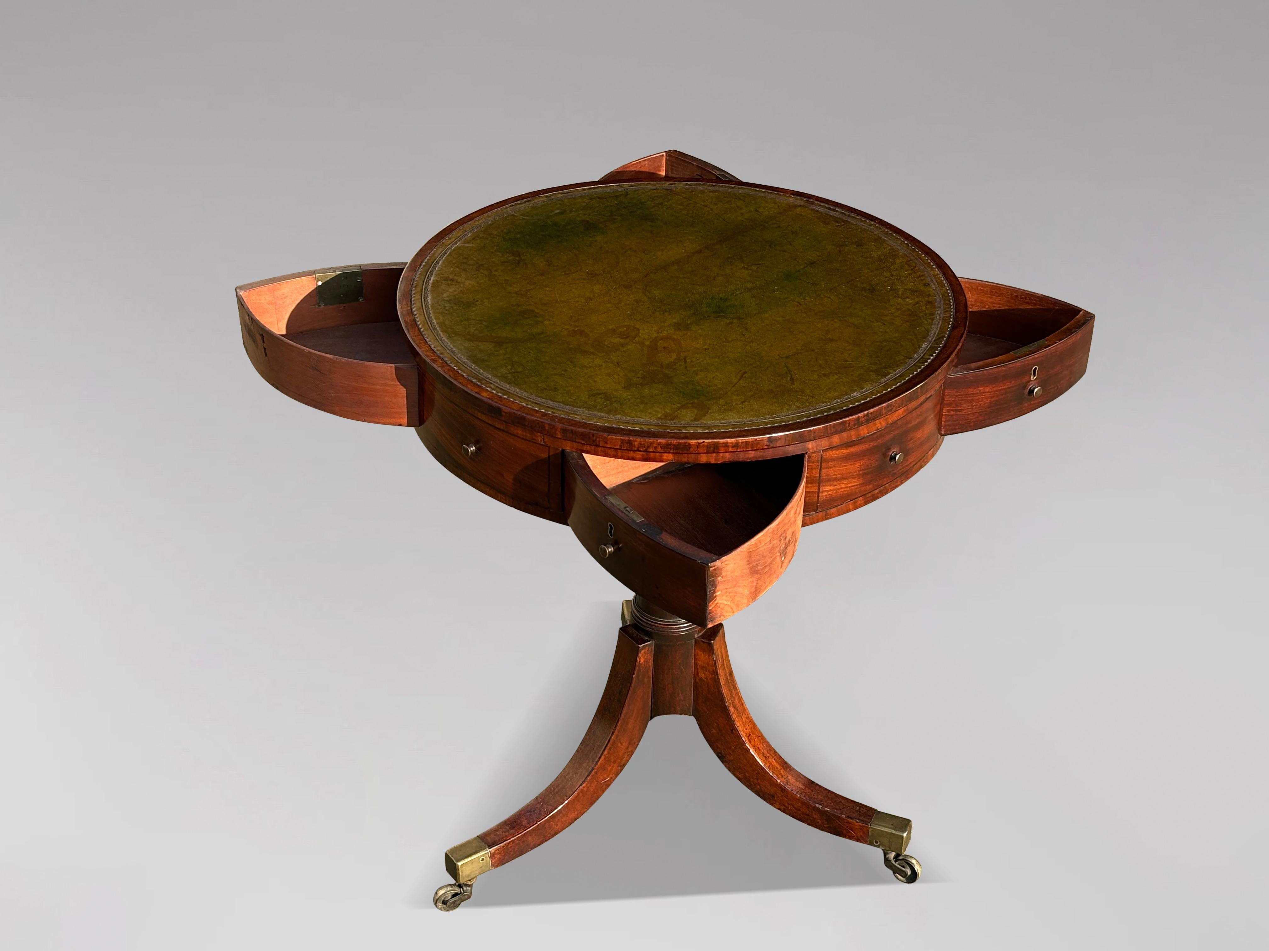 XVIIIe siècle Période George III Petite table à tambour en acajou Bon état - En vente à Petworth,West Sussex, GB