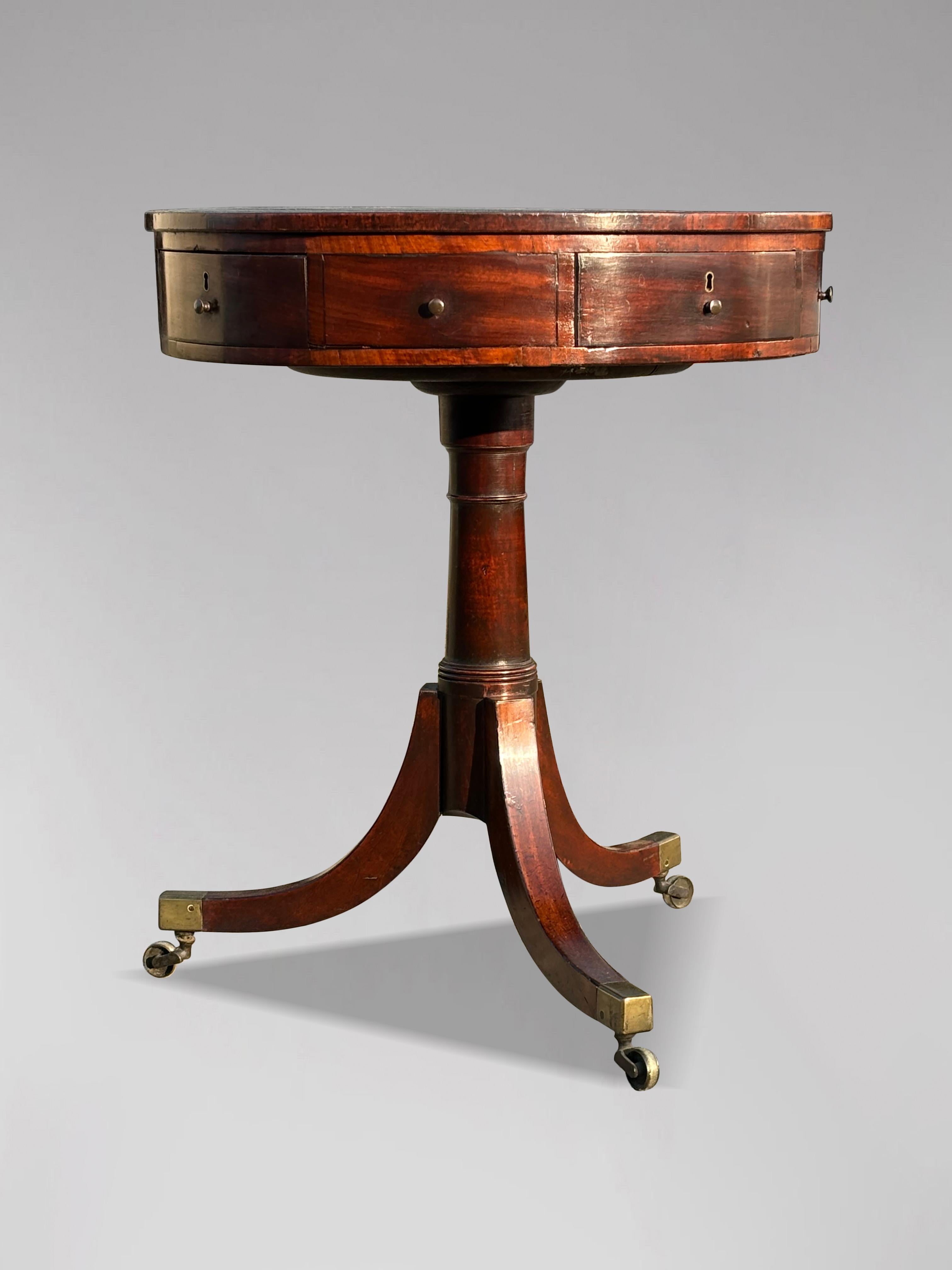XVIIIe siècle et antérieur XVIIIe siècle Période George III Petite table à tambour en acajou en vente