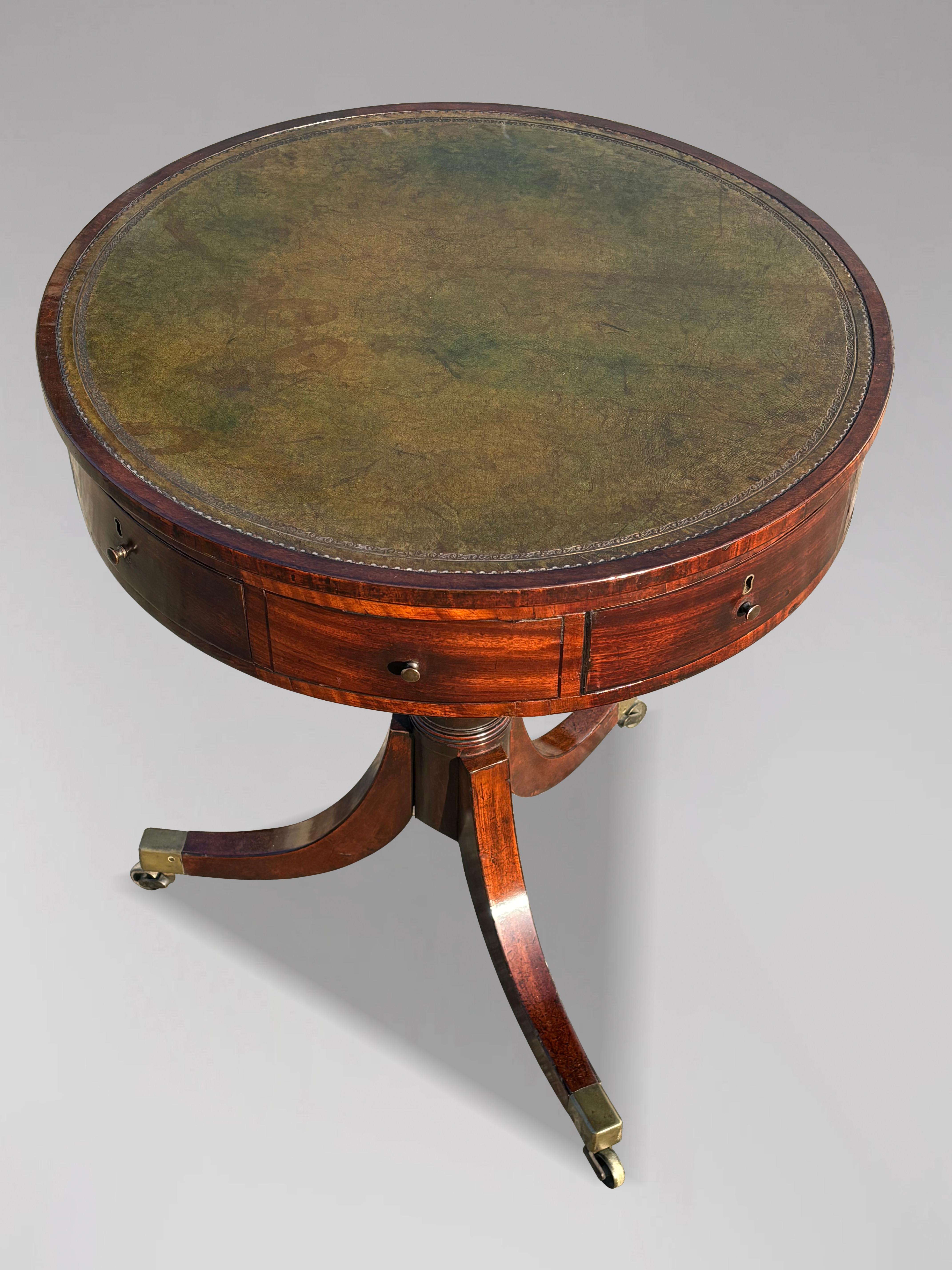 Laiton XVIIIe siècle Période George III Petite table à tambour en acajou en vente