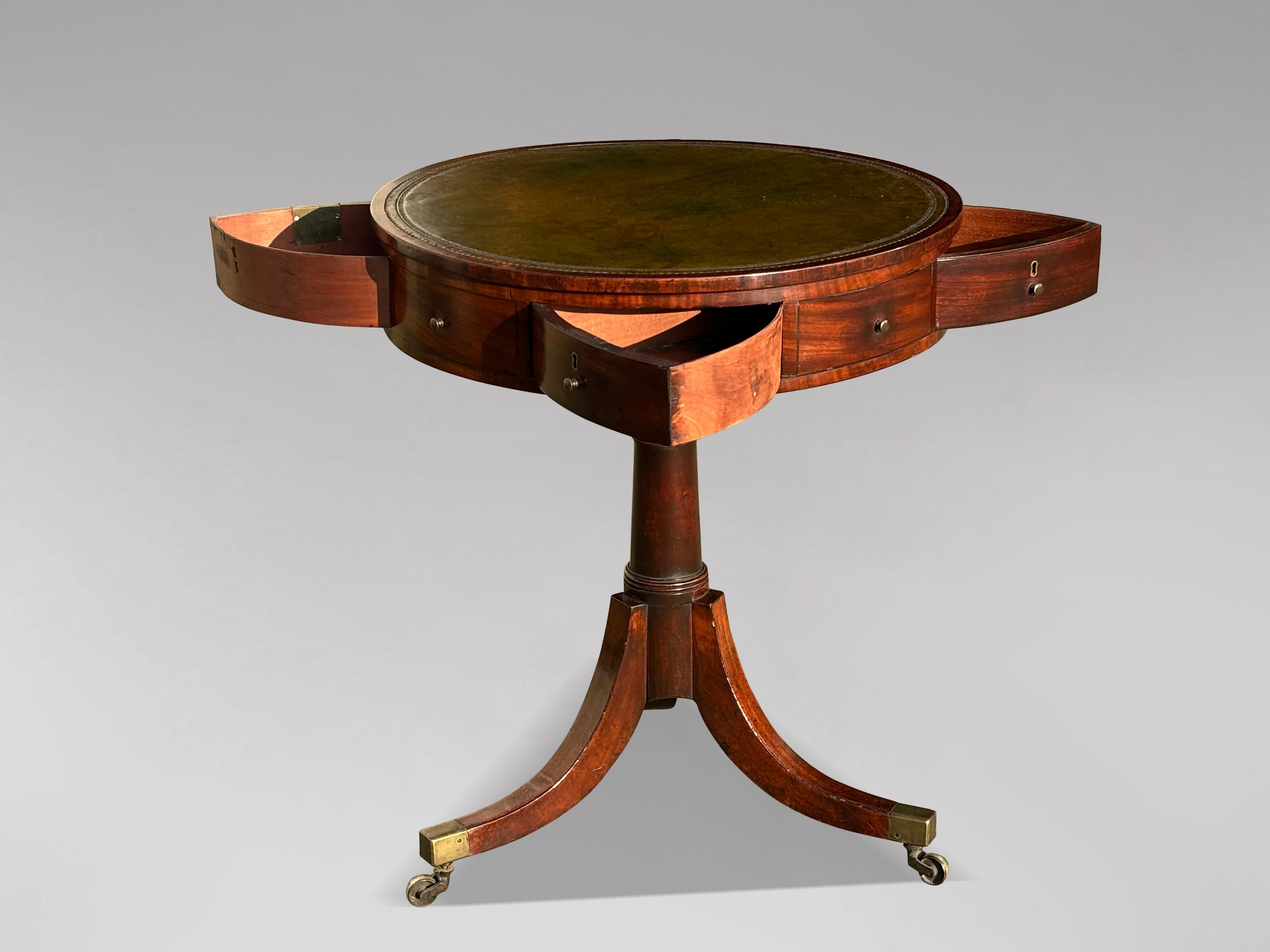 XVIIIe siècle Période George III Petite table à tambour en acajou en vente 1