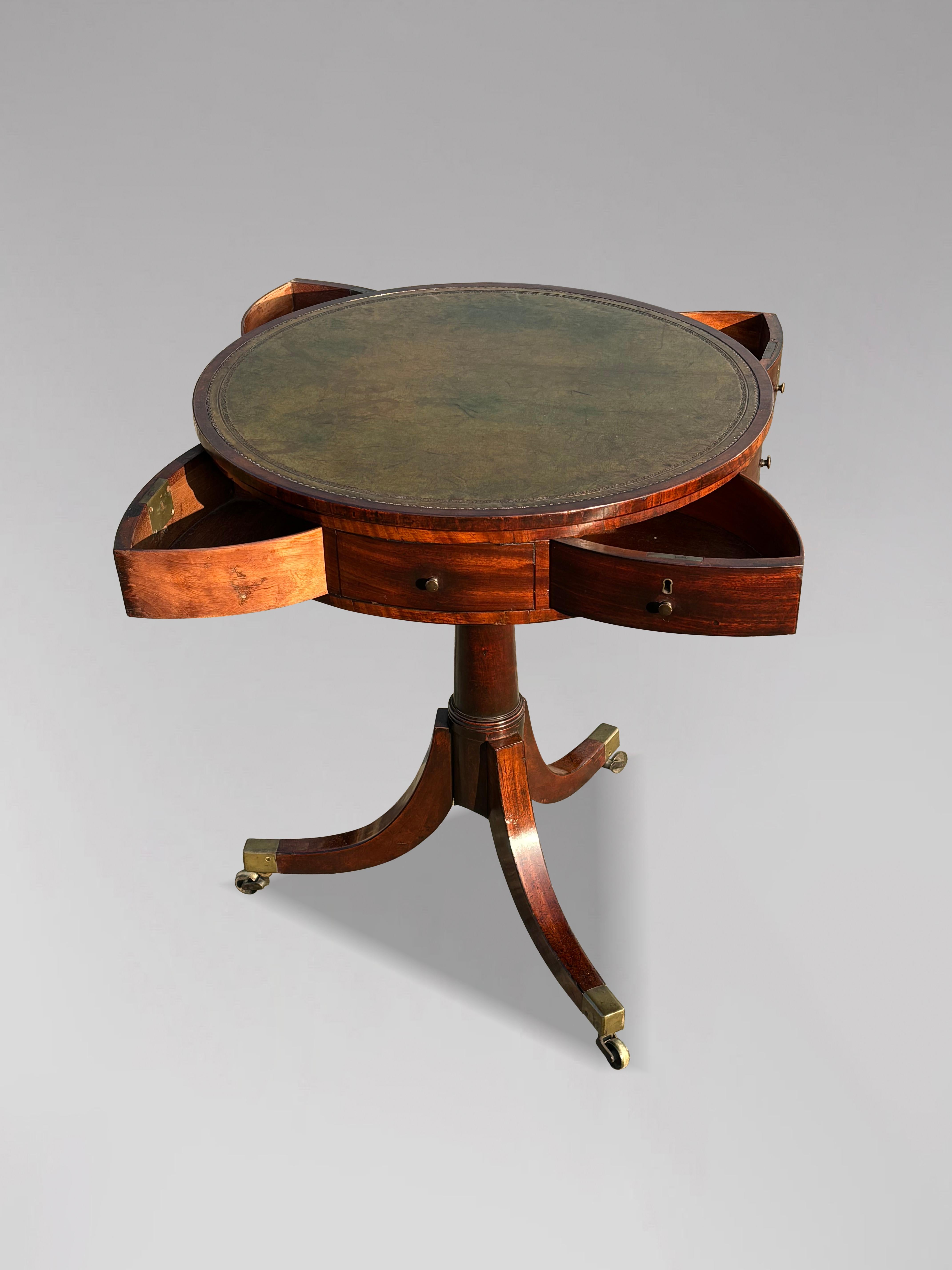 XVIIIe siècle Période George III Petite table à tambour en acajou en vente 2
