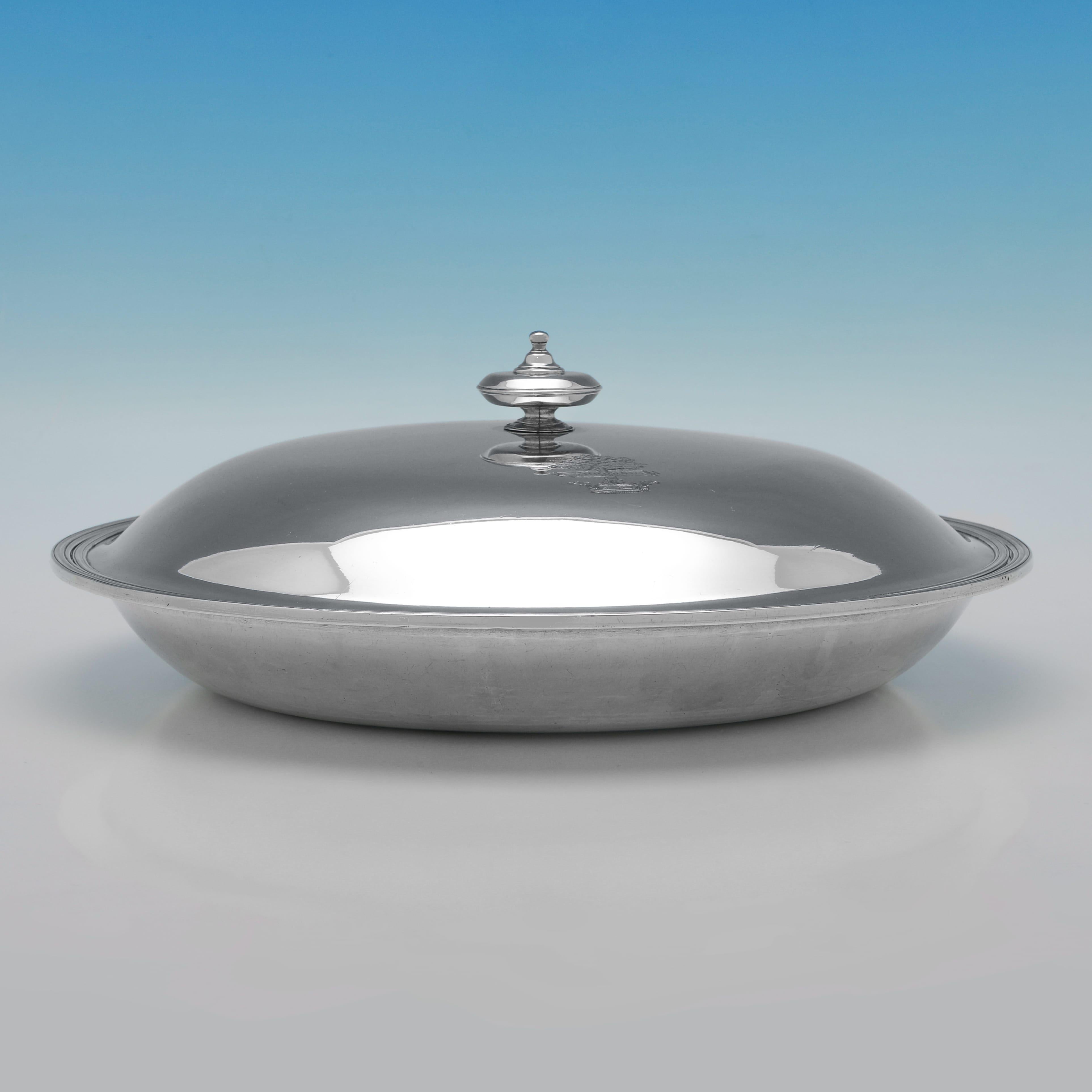 Poinçonné à Londres en 1779 par John Wakelin & William Taylor, ce très beau plat à entrée en argent sterling ancien de la période George III est de forme ronde et de conception simple, avec des détails en roseau et un écusson gravé sur le couvercle.