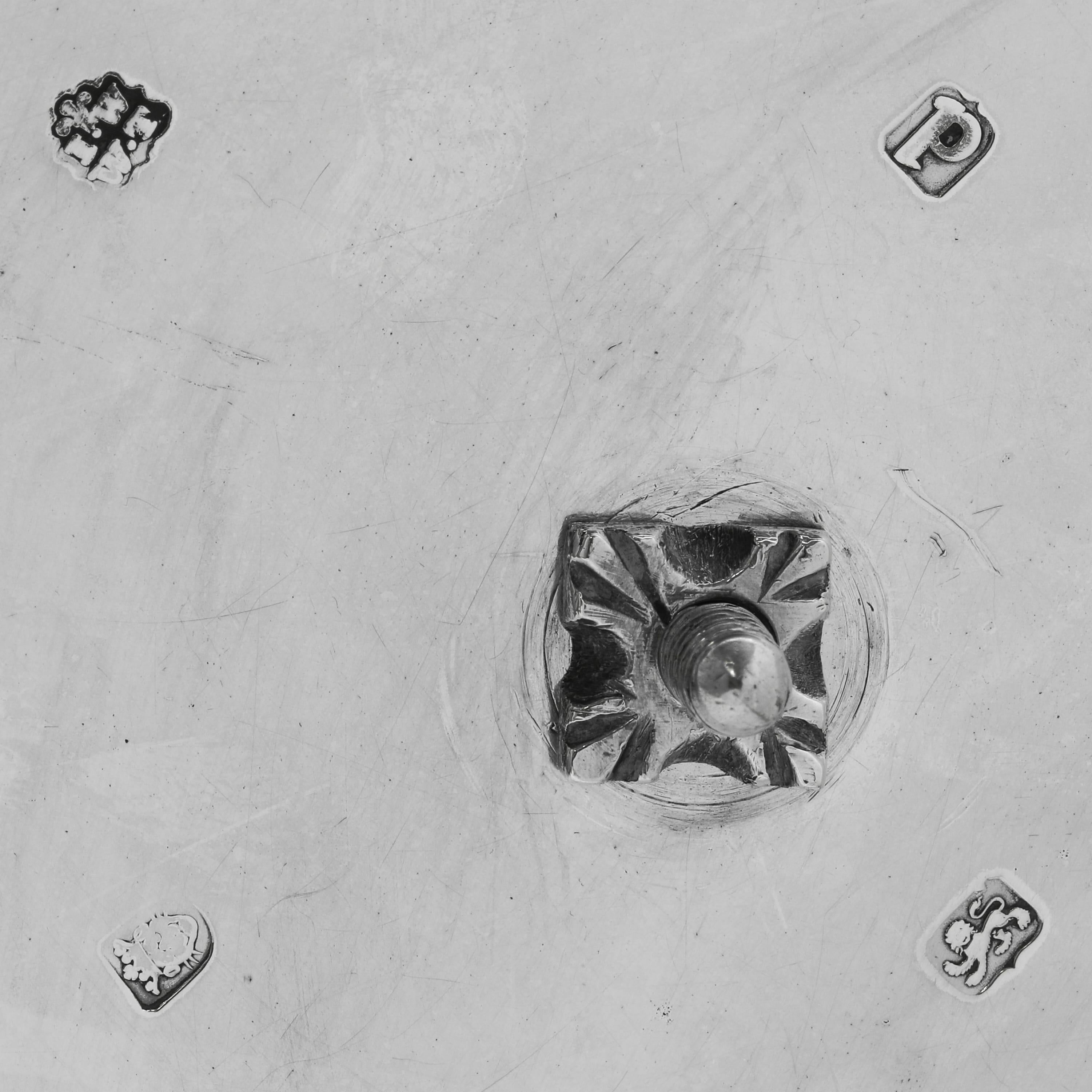 Fin du XVIIIe siècle Plat à entretoises en argent sterling d'époque George III du 18ème siècle, Londres 1779 en vente