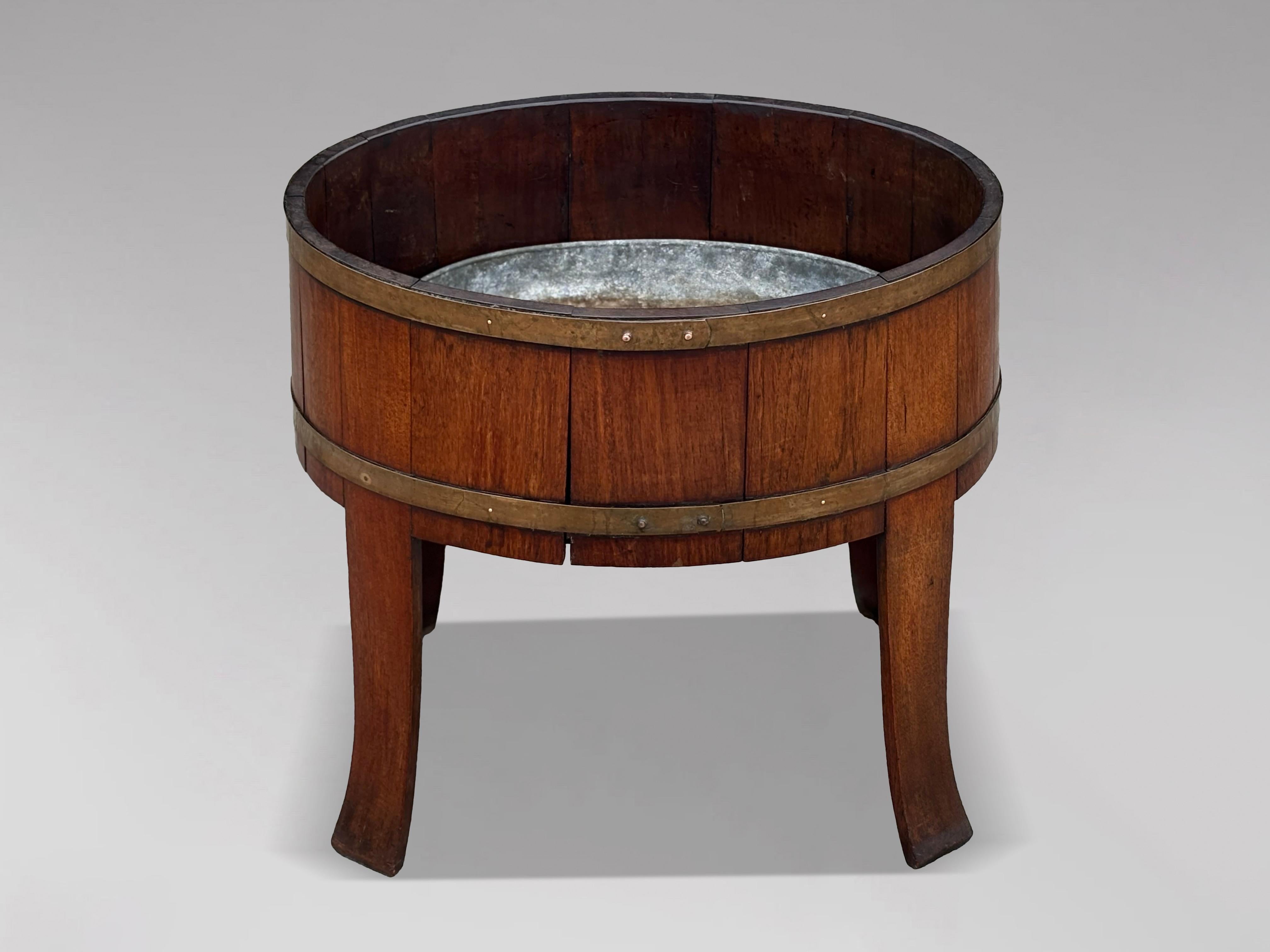 18th Century George III Period Walnut Brass-Bound Wine Cooler (George III.) im Angebot