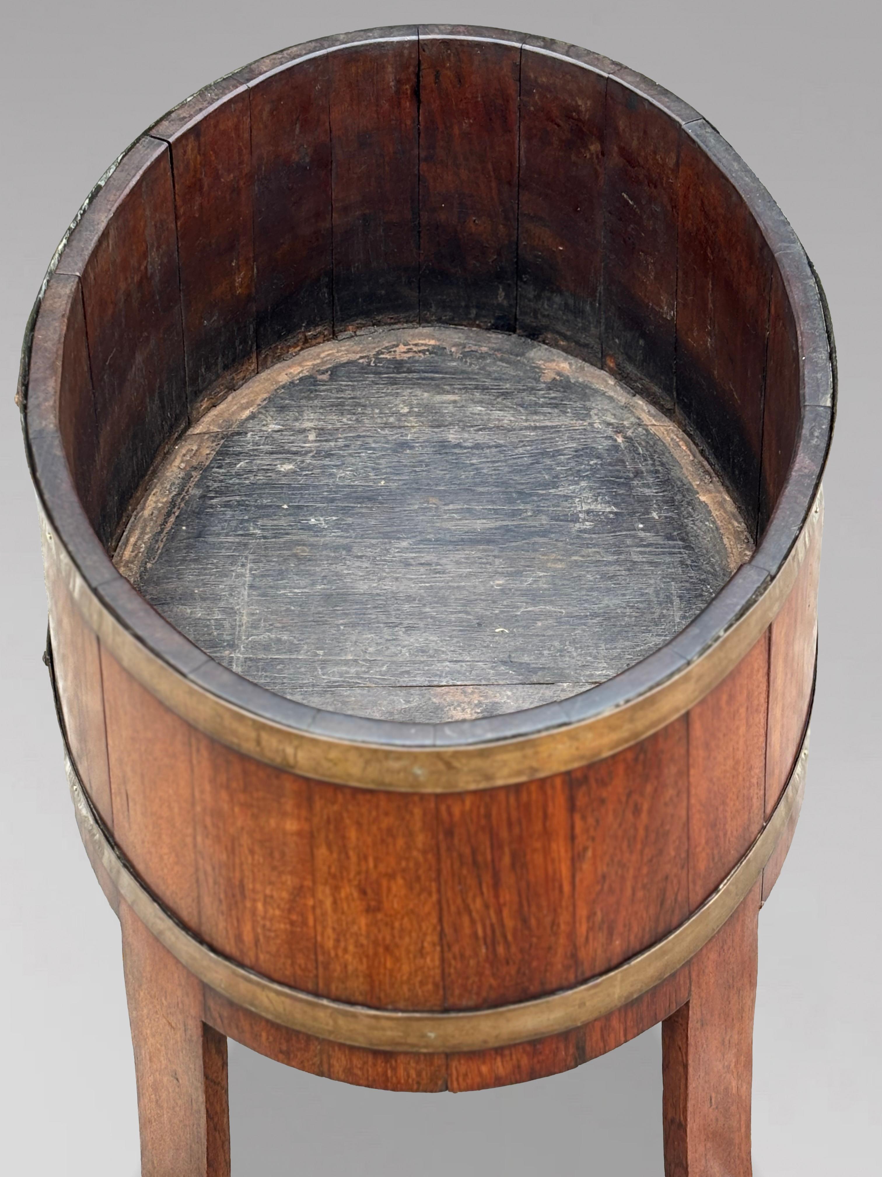 18th Century George III Period Walnut Brass-Bound Wine Cooler (18. Jahrhundert) im Angebot