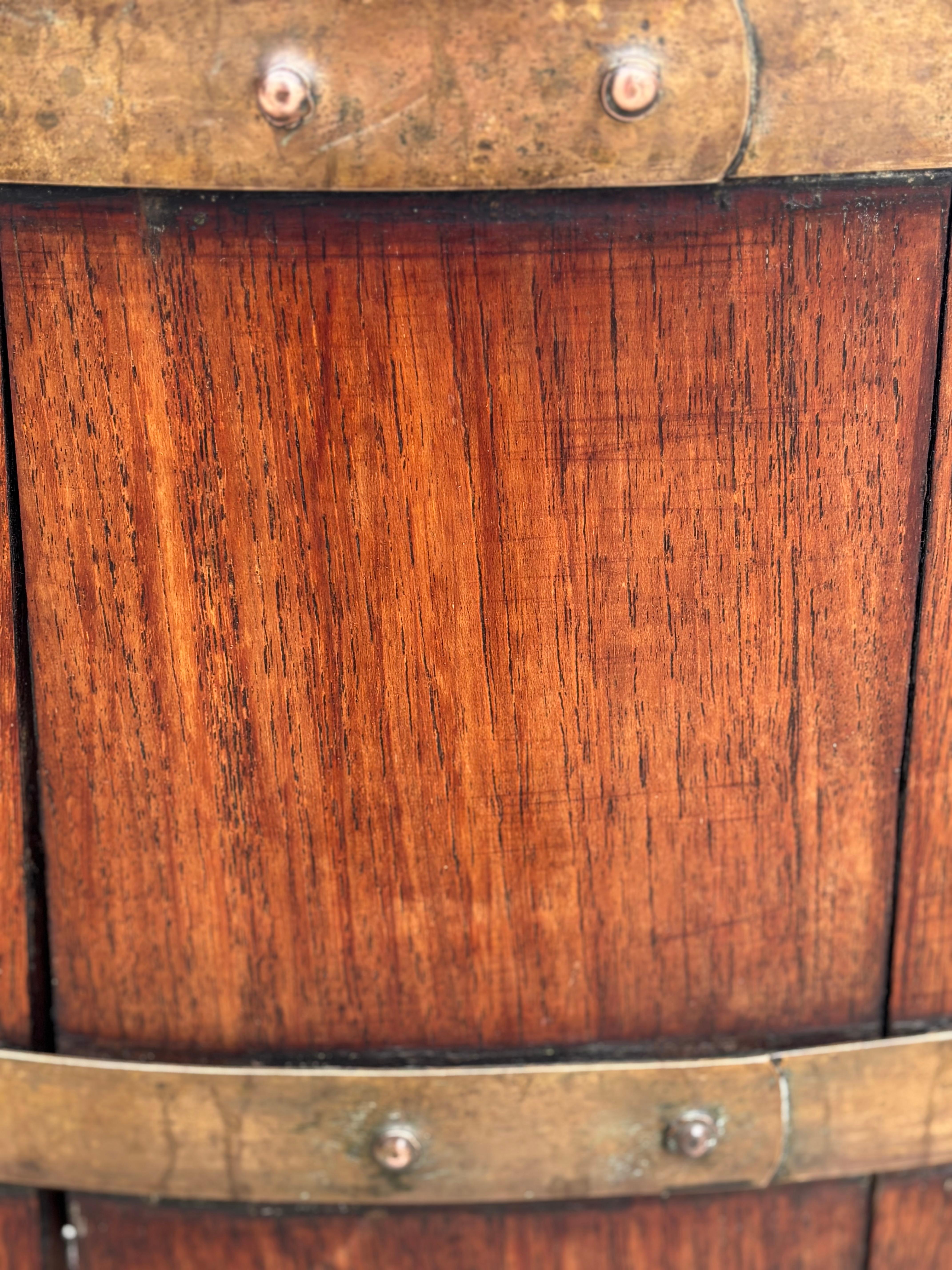 18th Century George III Period Walnut Brass-Bound Wine Cooler im Angebot 2