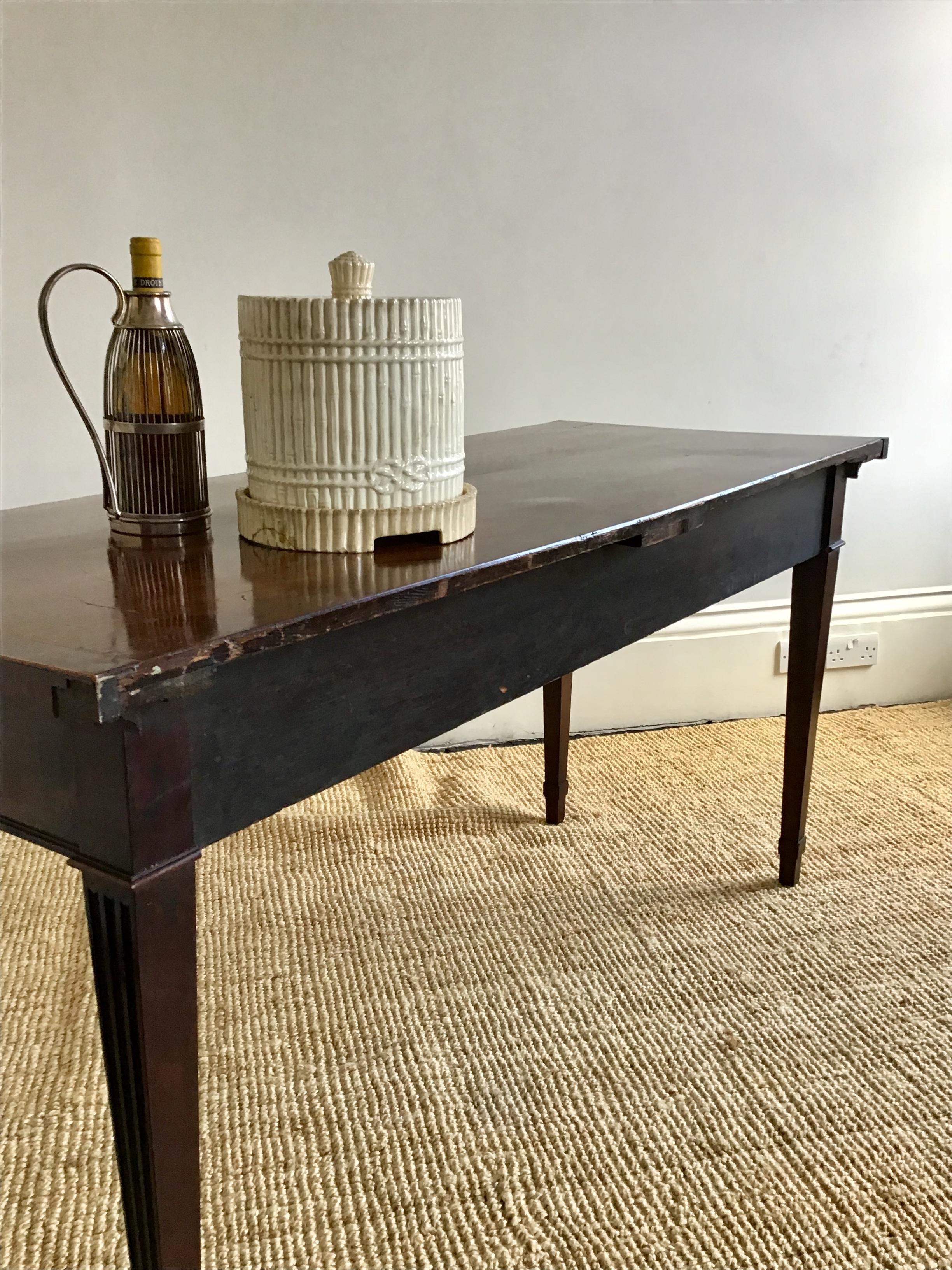 18th Century George III Scottish Flame Mahogany Serving Table Sideboard In Good Condition For Sale In London, GB