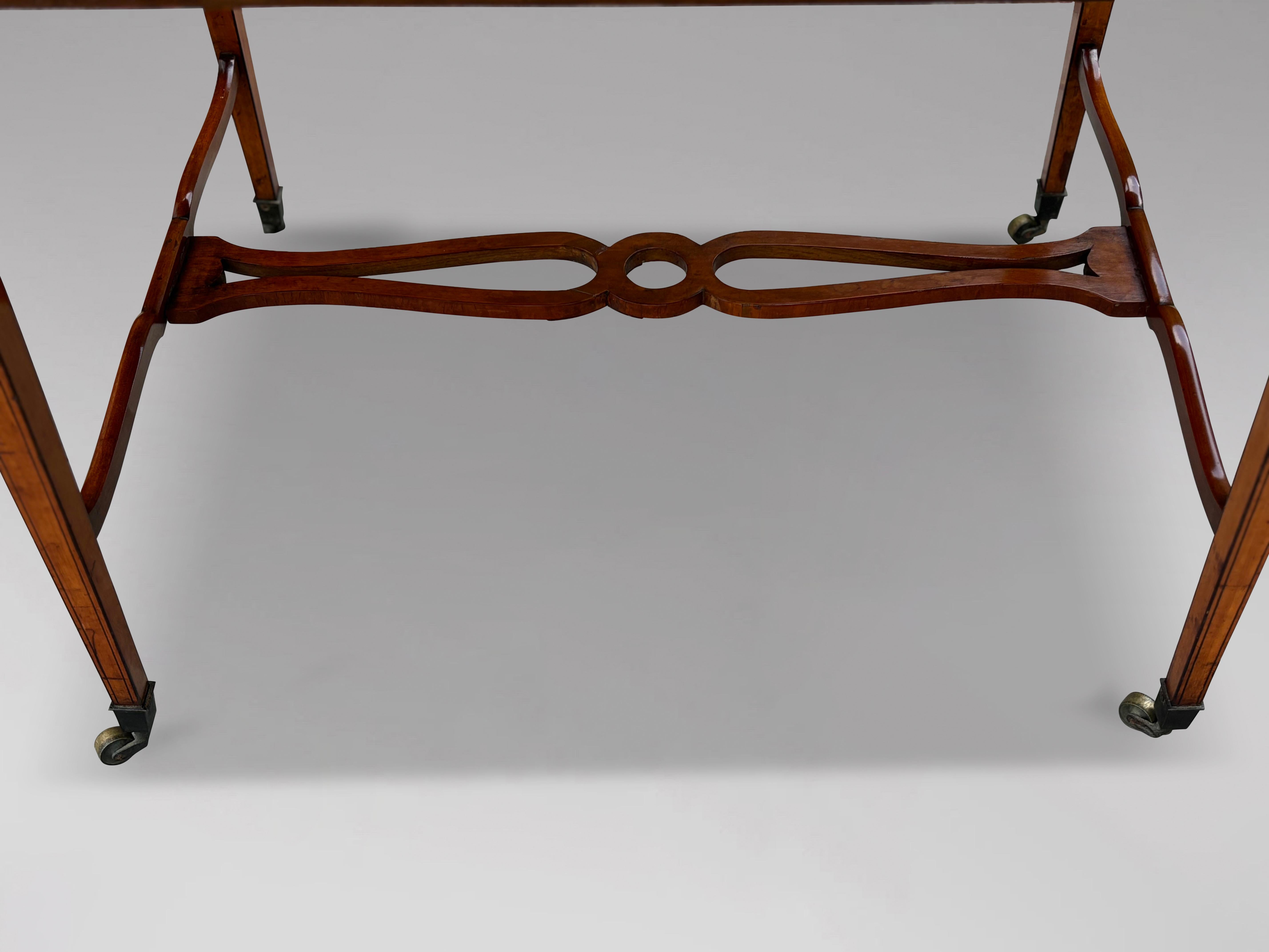 Mesa de Sofá de Madera Satinada del Periodo Sheraton Jorge III del Siglo XVIII en venta 3