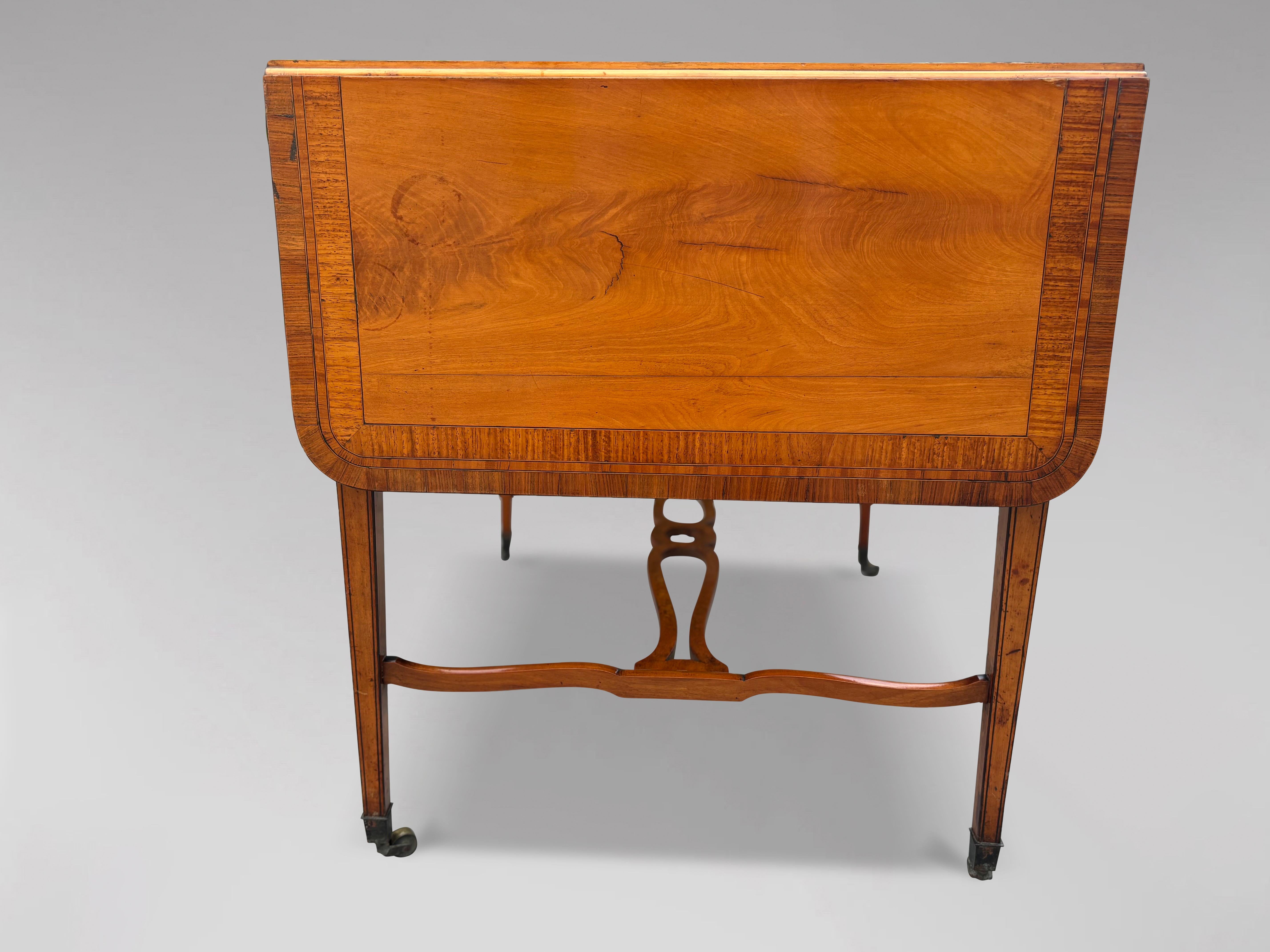 Mesa de Sofá de Madera Satinada del Periodo Sheraton Jorge III del Siglo XVIII en venta 4
