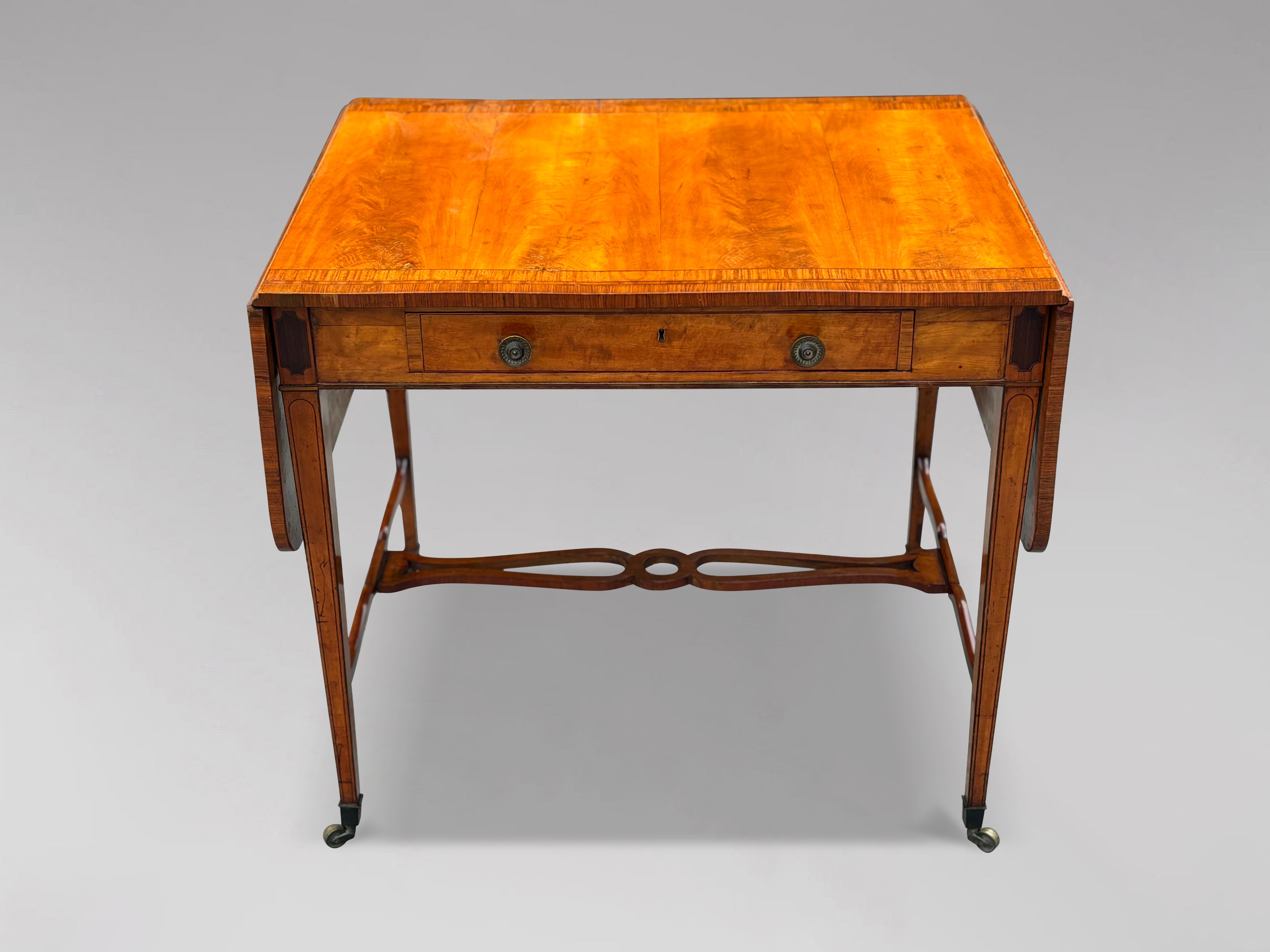 Mesa de Sofá de Madera Satinada del Periodo Sheraton Jorge III del Siglo XVIII en venta 5