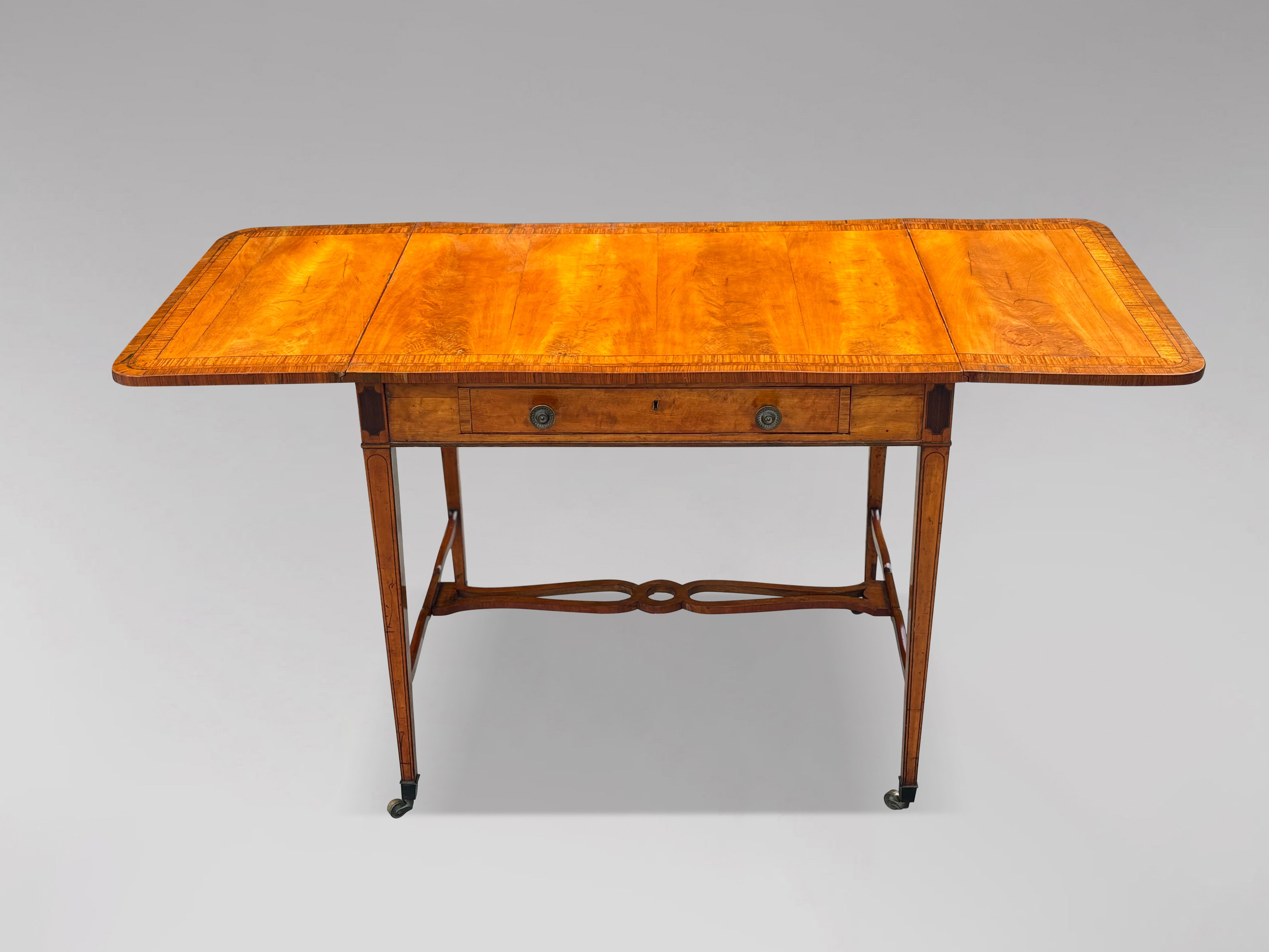 Mesa de Sofá de Madera Satinada del Periodo Sheraton Jorge III del Siglo XVIII en venta 6