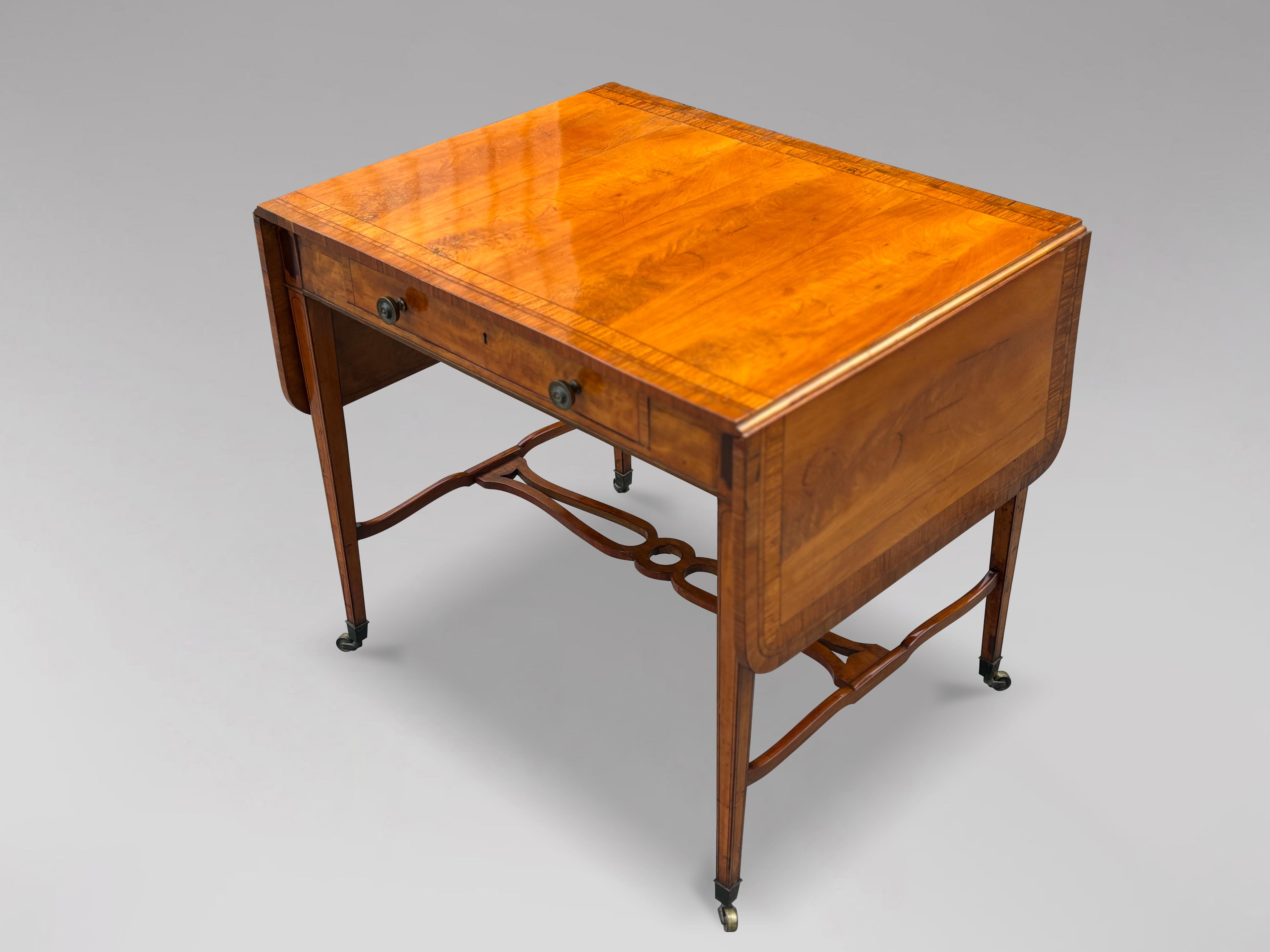 Mesa de Sofá de Madera Satinada del Periodo Sheraton Jorge III del Siglo XVIII Británico en venta