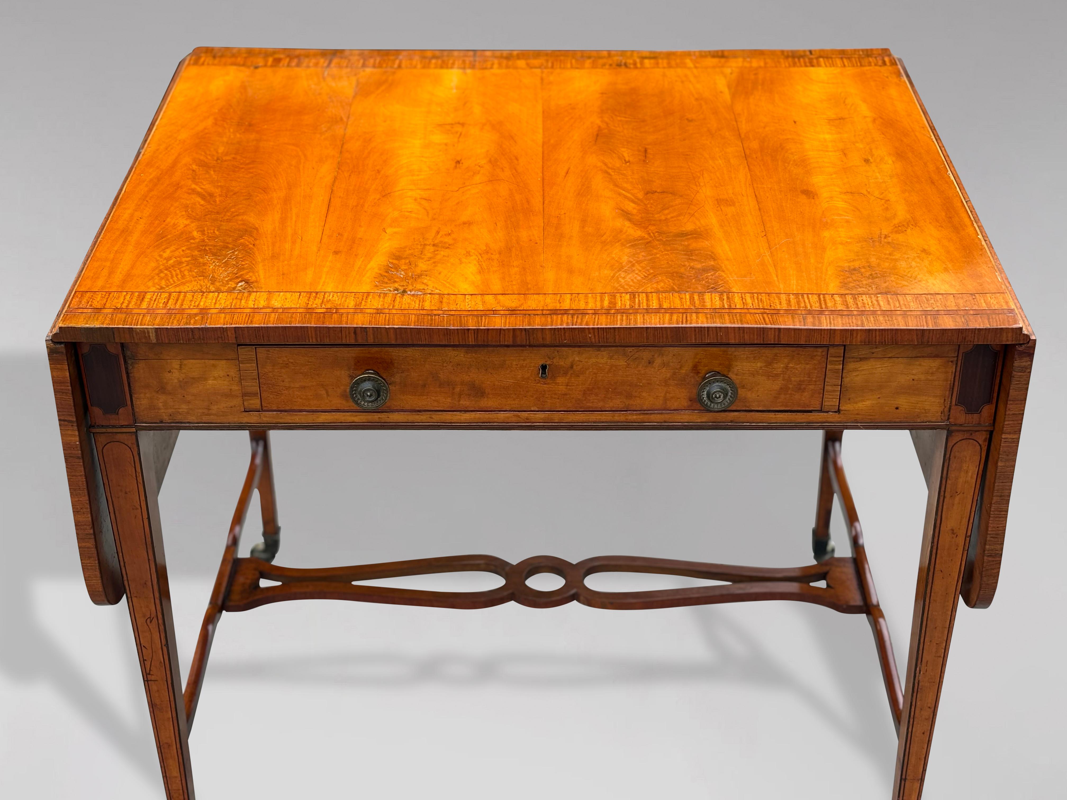 Mesa de Sofá de Madera Satinada del Periodo Sheraton Jorge III del Siglo XVIII Pulido en venta
