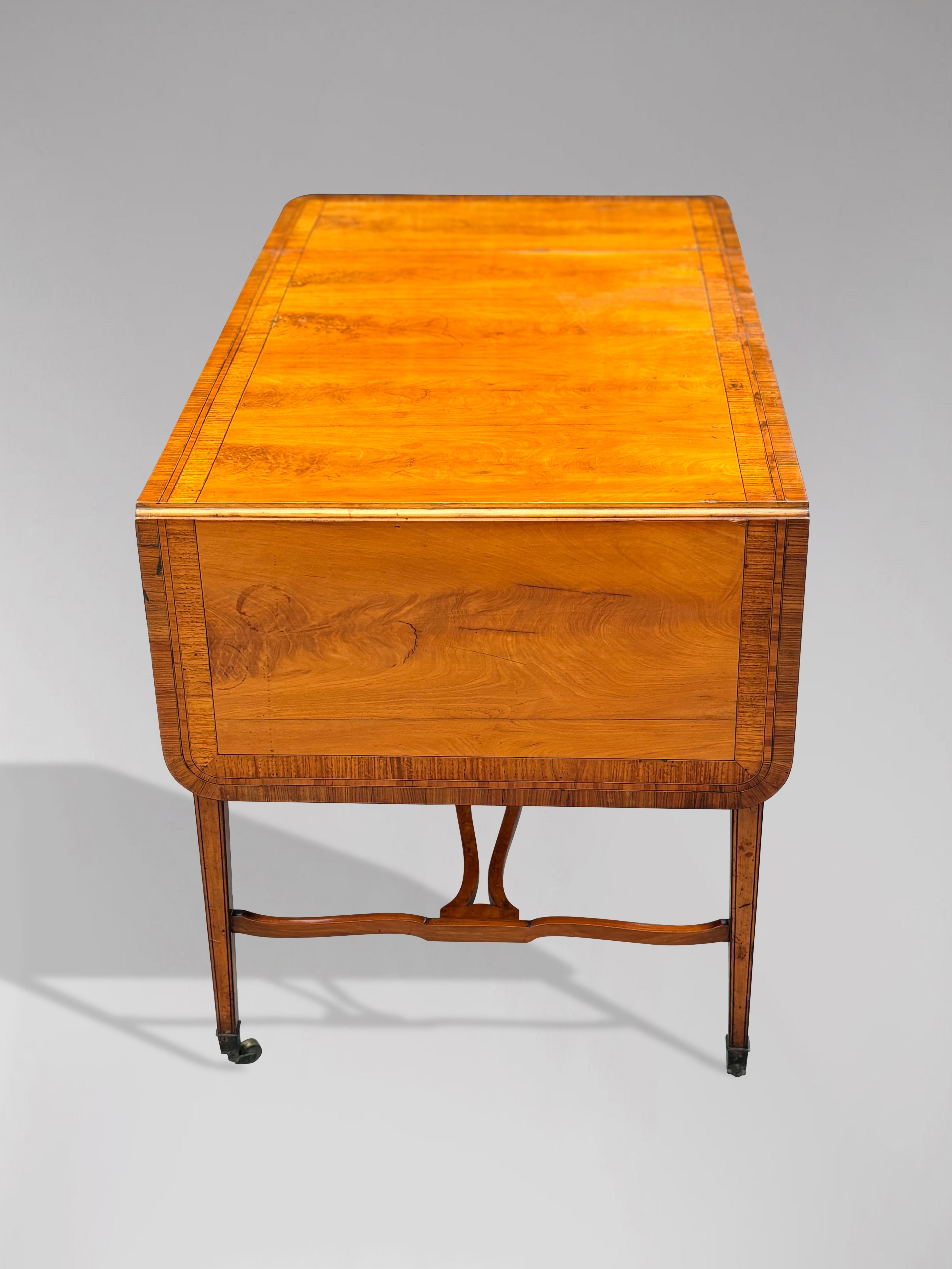 Mesa de Sofá de Madera Satinada del Periodo Sheraton Jorge III del Siglo XVIII en Bueno estado para la venta en Petworth,West Sussex, GB