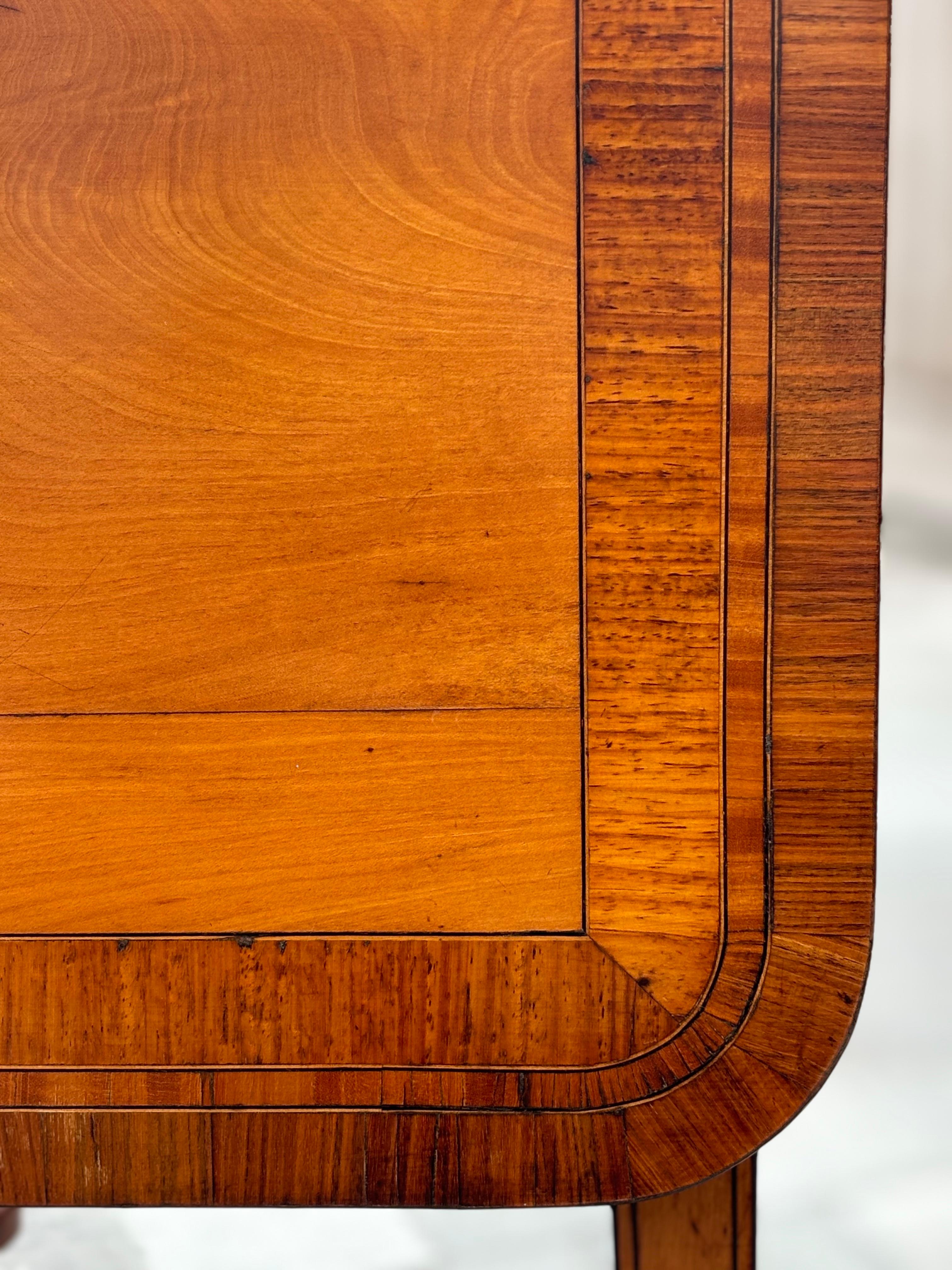 Mesa de Sofá de Madera Satinada del Periodo Sheraton Jorge III del Siglo XVIII siglo XVIII y antes en venta