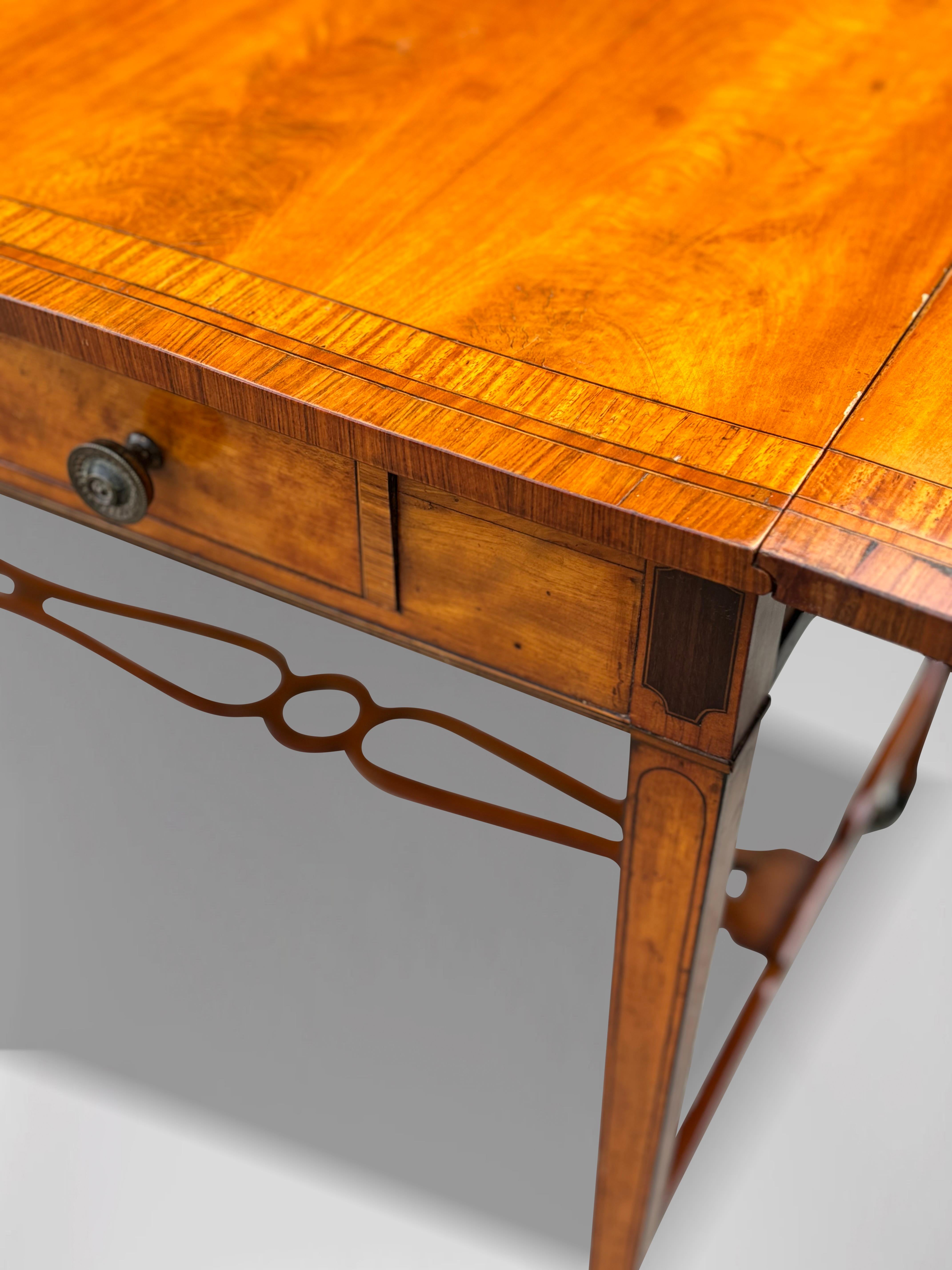 Mesa de Sofá de Madera Satinada del Periodo Sheraton Jorge III del Siglo XVIII Madera satinada en venta