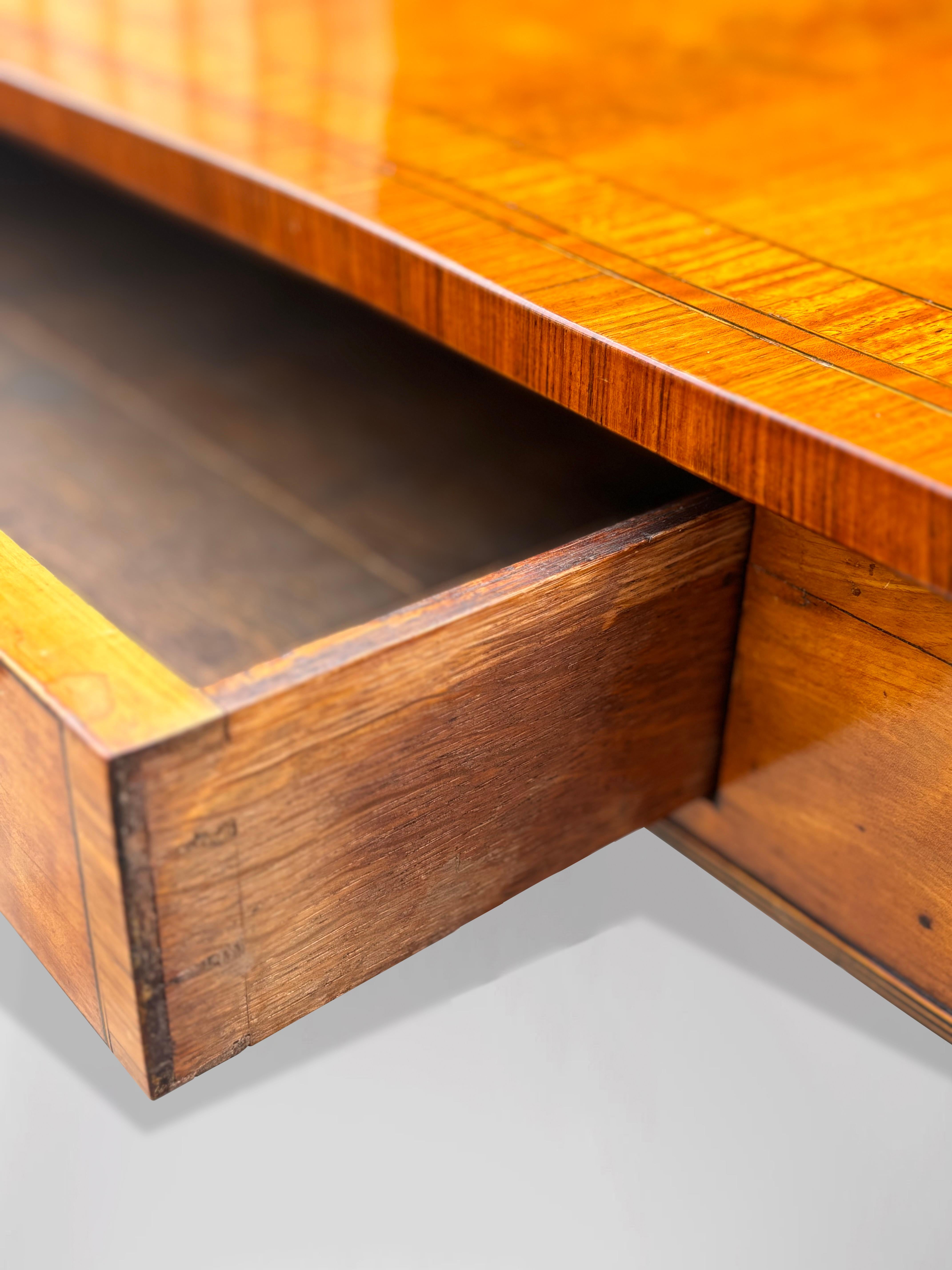 Mesa de Sofá de Madera Satinada del Periodo Sheraton Jorge III del Siglo XVIII en venta 1