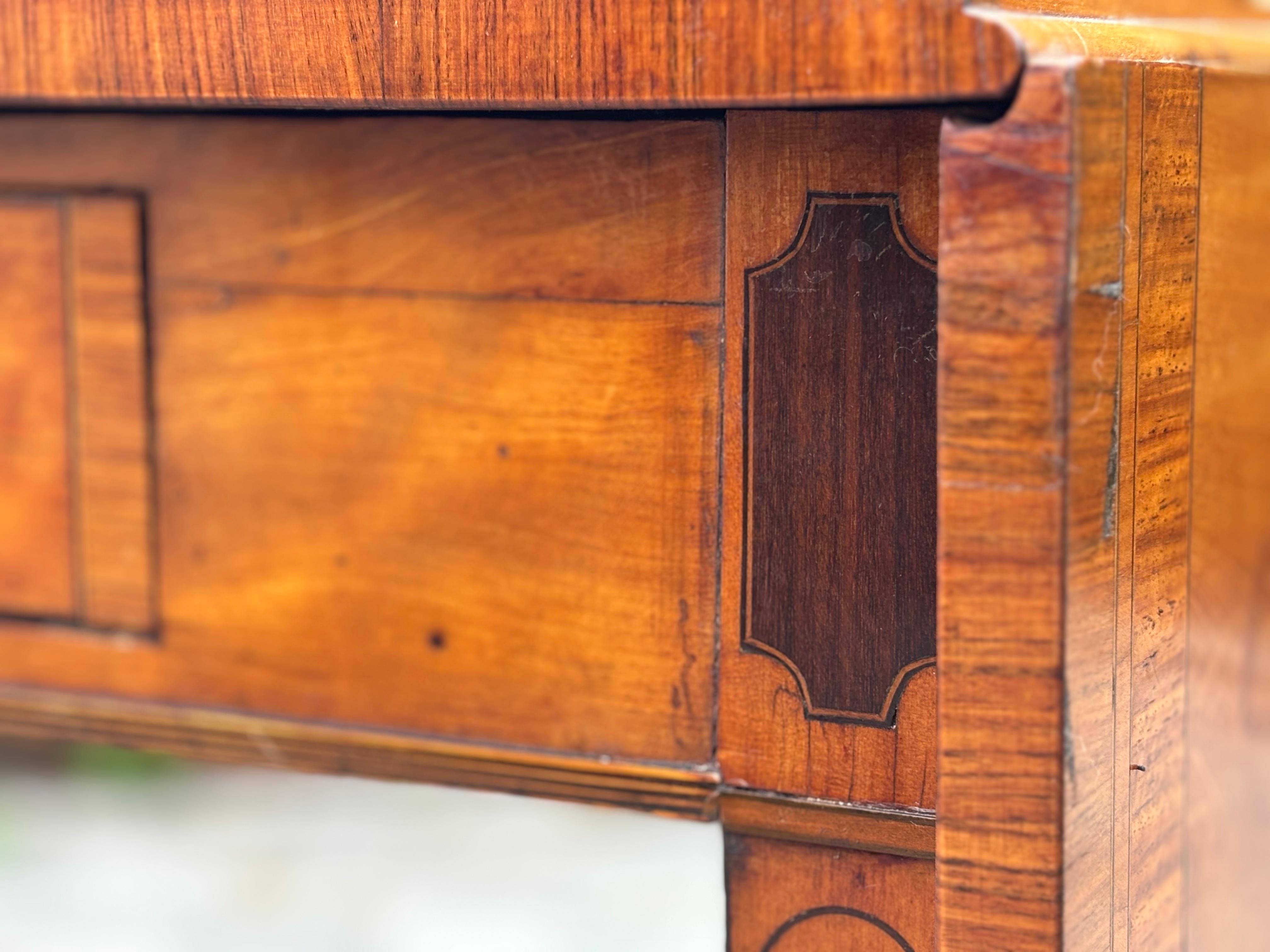 Mesa de Sofá de Madera Satinada del Periodo Sheraton Jorge III del Siglo XVIII en venta 2
