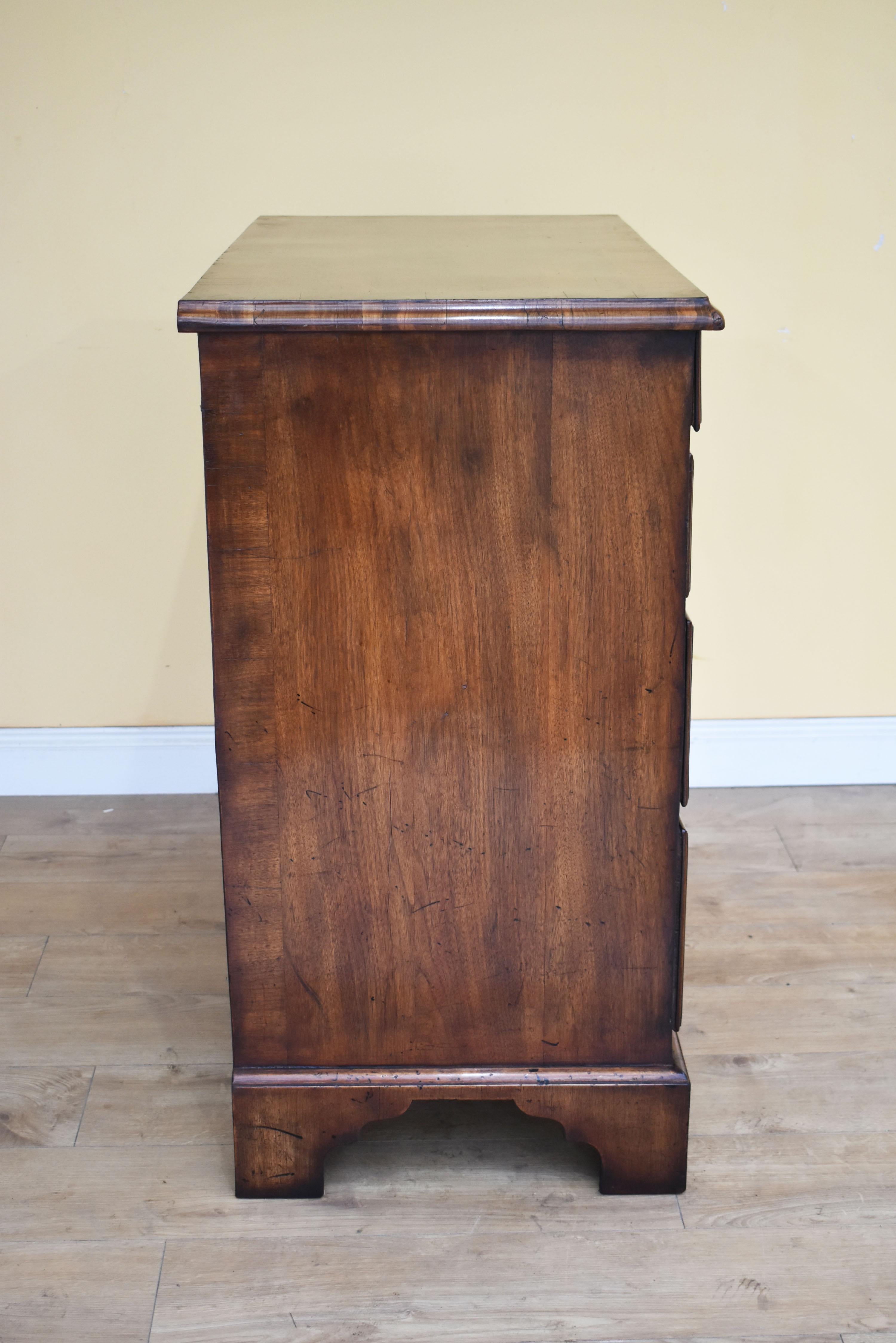 For sale is a good quality 18th century walnut chest of drawers, the top being nicely inlaid with white line, above an arrangement of two short drawers over three long graduated drawers. Each drawer has white line inlay and brass handles and