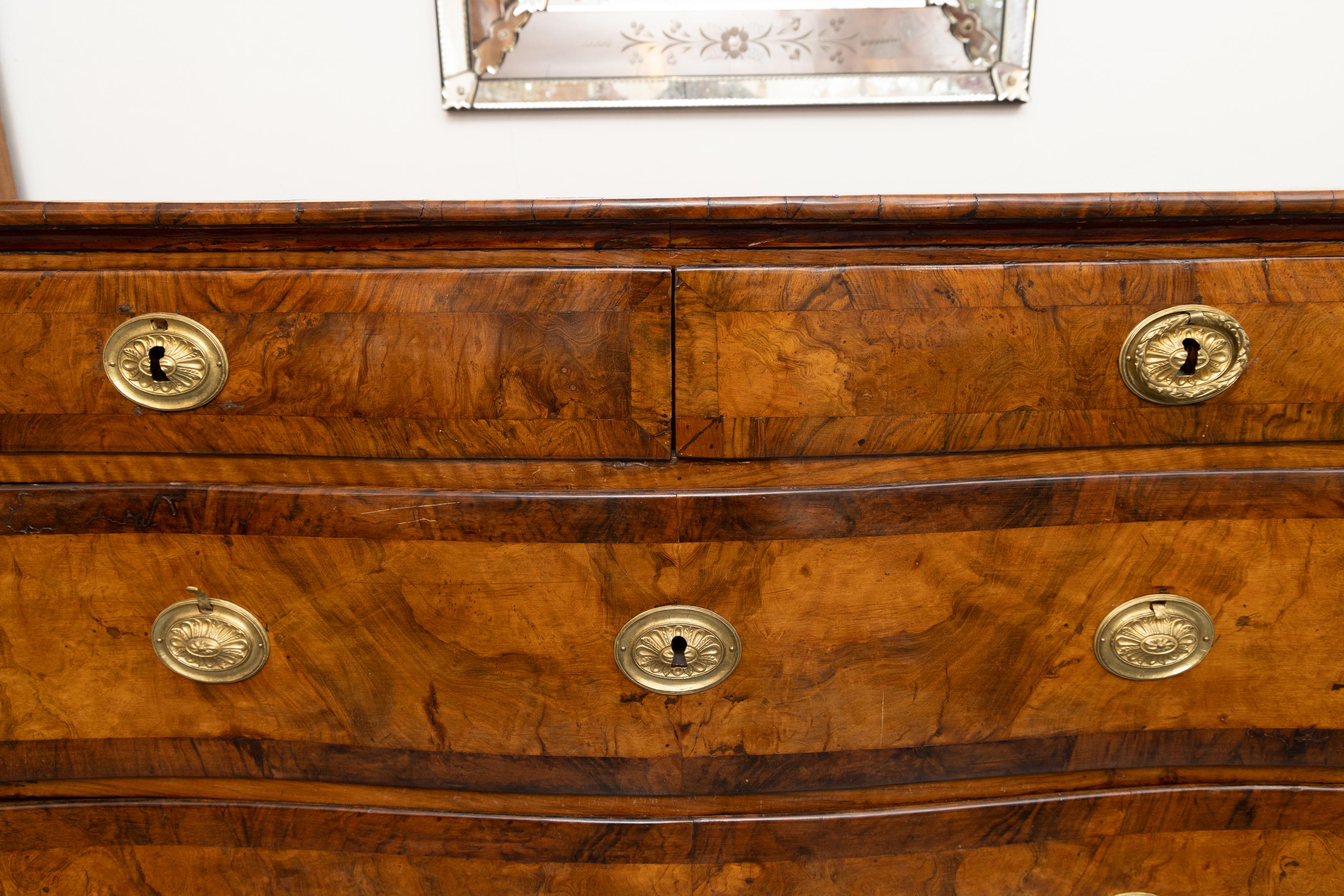 18th Century George III Walnut Serpentine Chest of Drawers In Good Condition For Sale In WEST PALM BEACH, FL