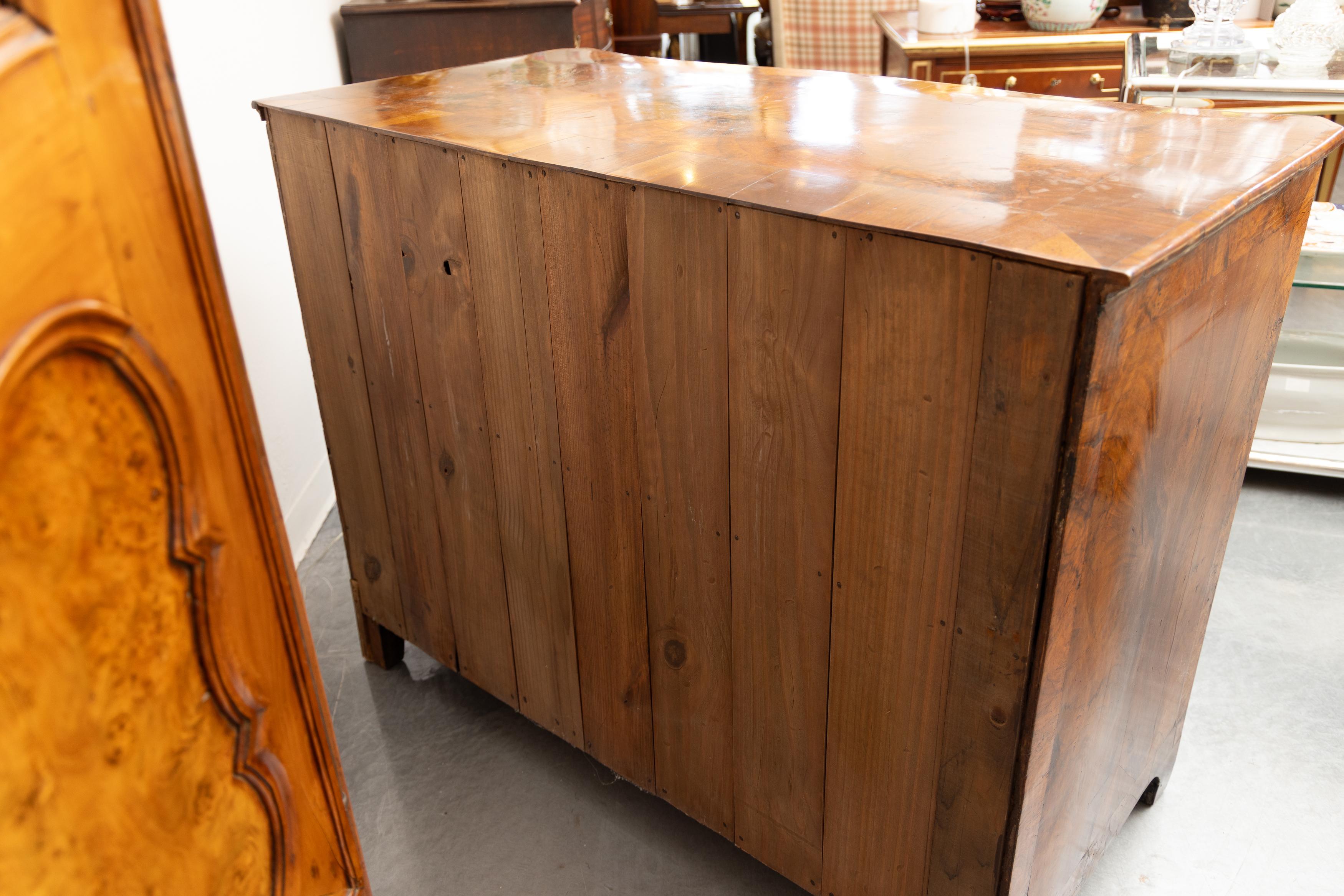 18th Century George III Walnut Serpentine Chest of Drawers For Sale 2