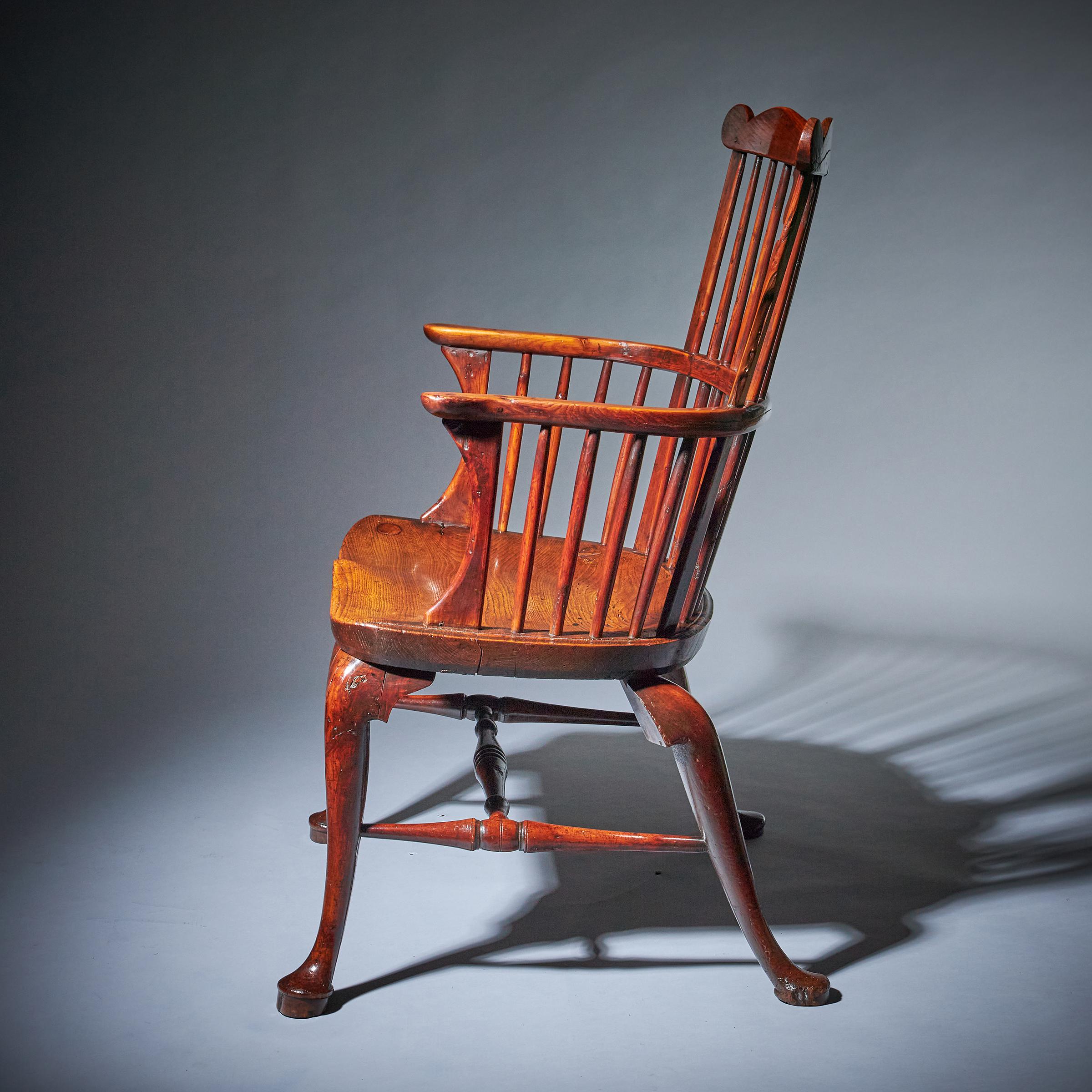 18th Century George III Yew and Elm Thames Valley Comb-Back Windsor Chair In Good Condition In Oxfordshire, United Kingdom