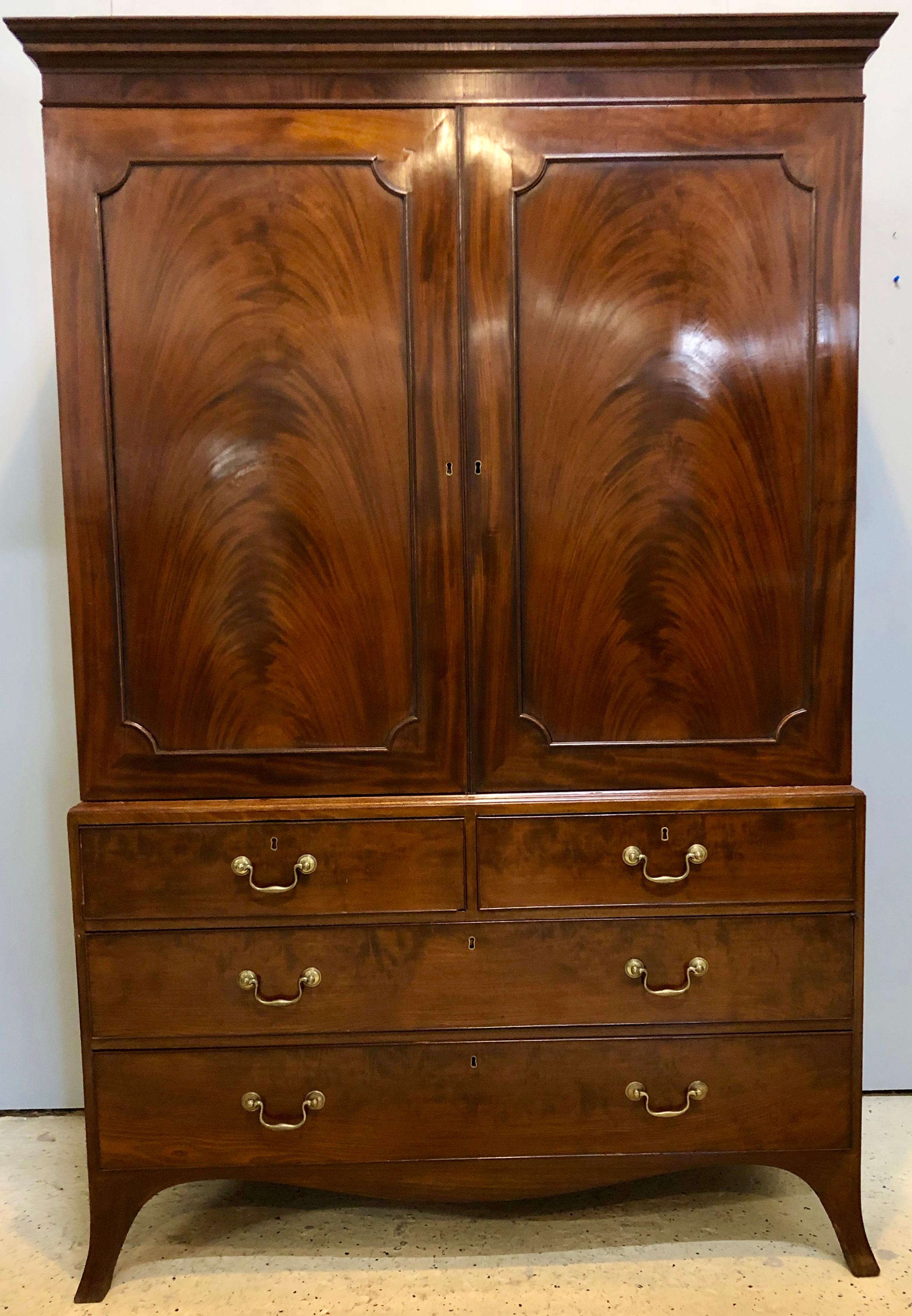 18th Century George III Linen Press in Mahogany In Good Condition In Stamford, CT