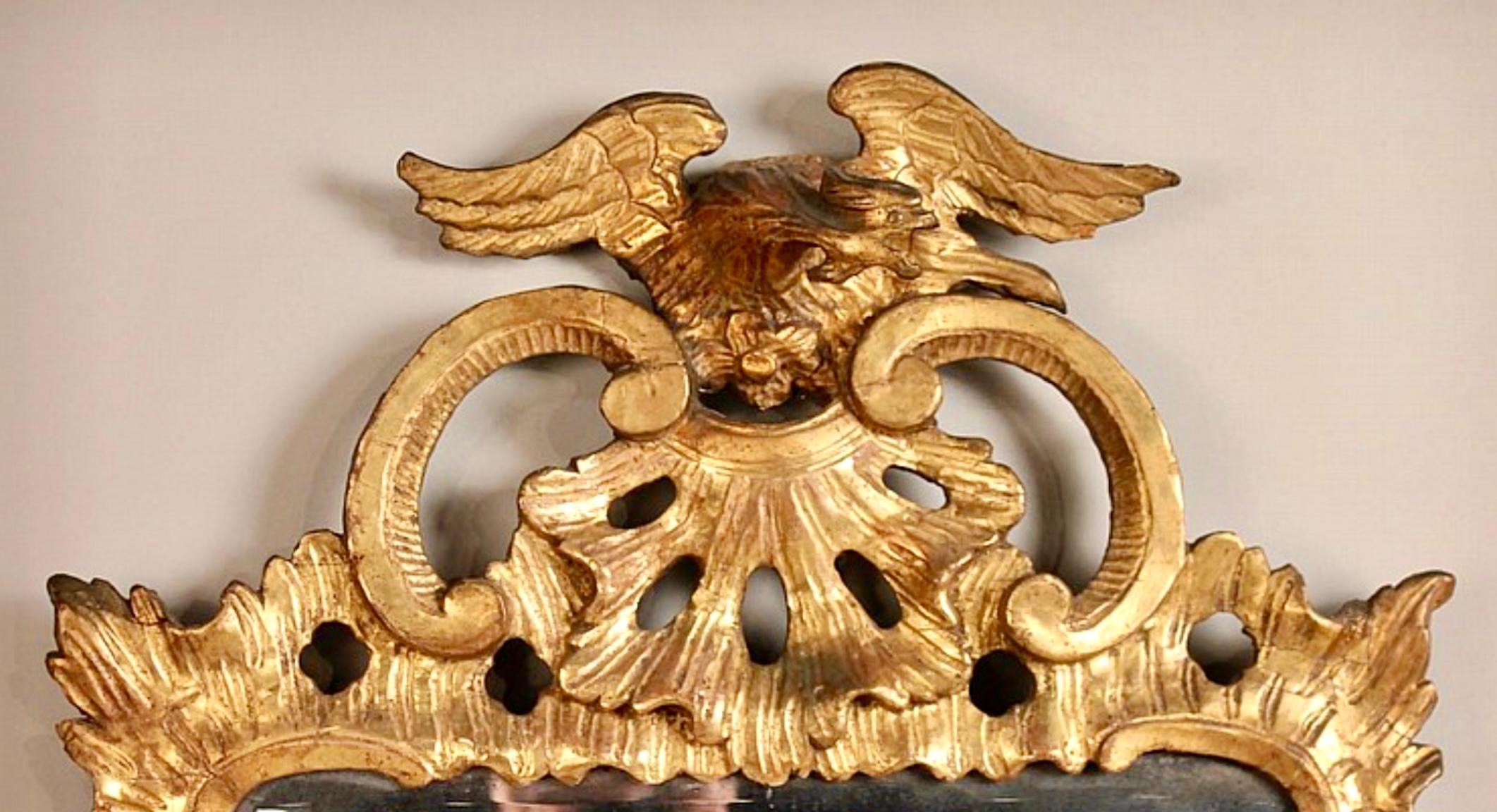 Miroir en bois sculpté et doré de style géorgien du XVIIIe siècle Bon état - En vente à Bradenton, FL