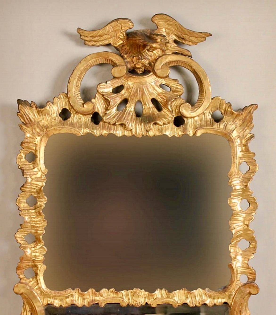 XVIIIe siècle et antérieur Miroir en bois sculpté et doré de style géorgien du XVIIIe siècle en vente