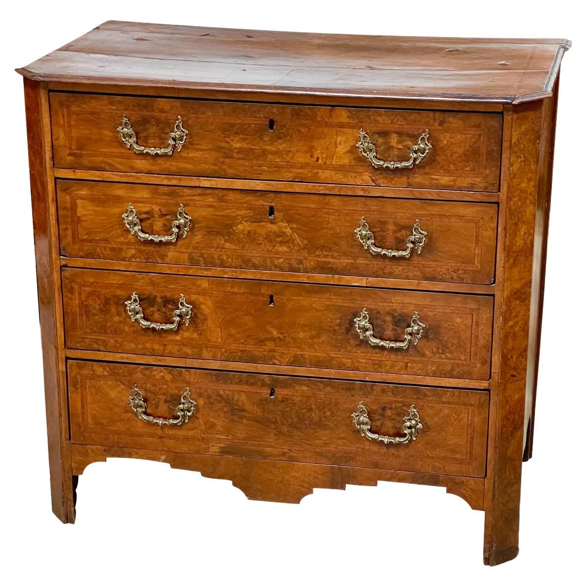 Coffre en ronce de noyer anglais de style En vente sur 1stDibs