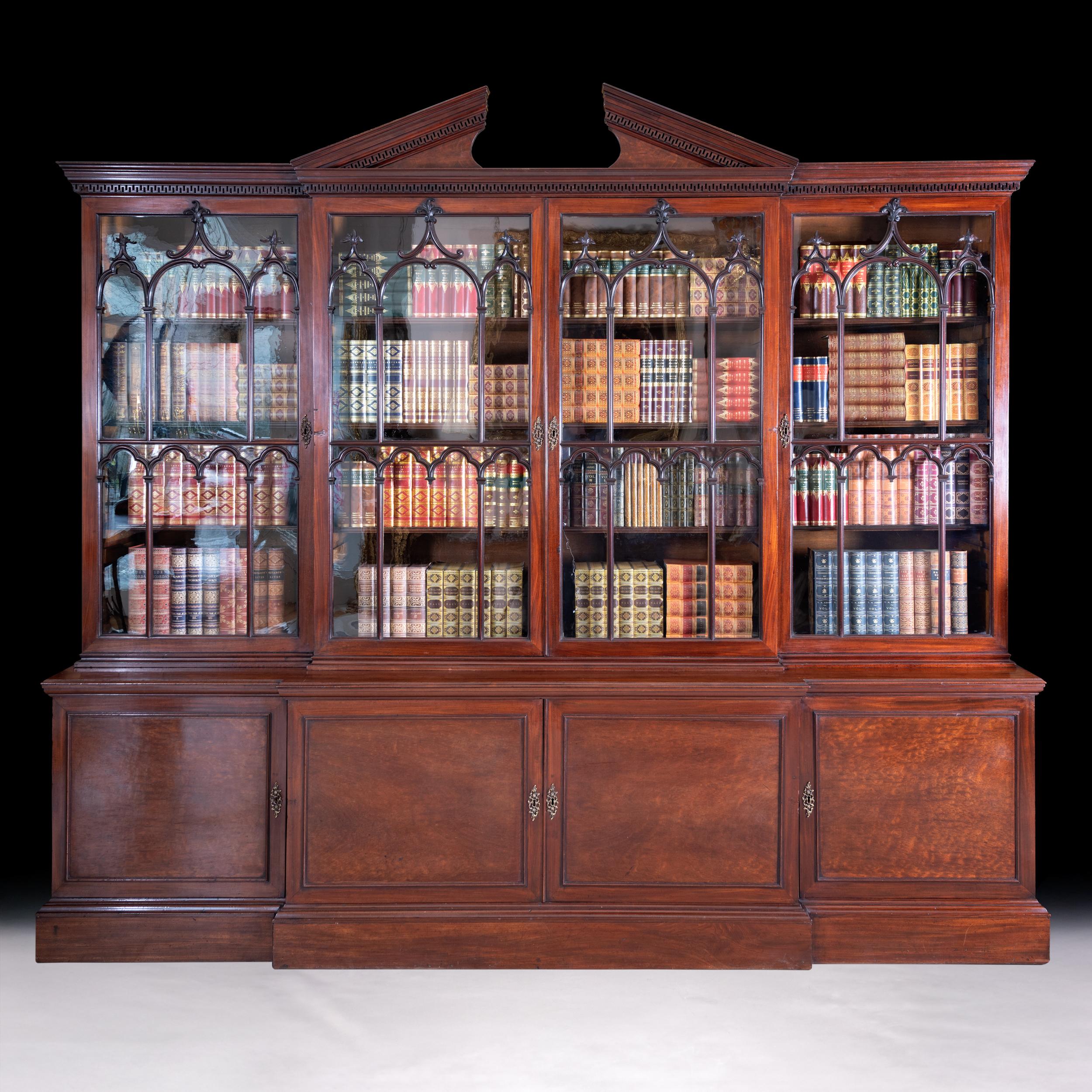 Eine George III Chippendale Periode Mahagoni Breakfront Bibliothek Bücherregal, das erhöhte architektonische Giebel, mit einem detaillierten geformten Rand, über gewölbten gotischen verglasten Türen mit Akanthus geschnitzt, ruht auf einem erhöhten