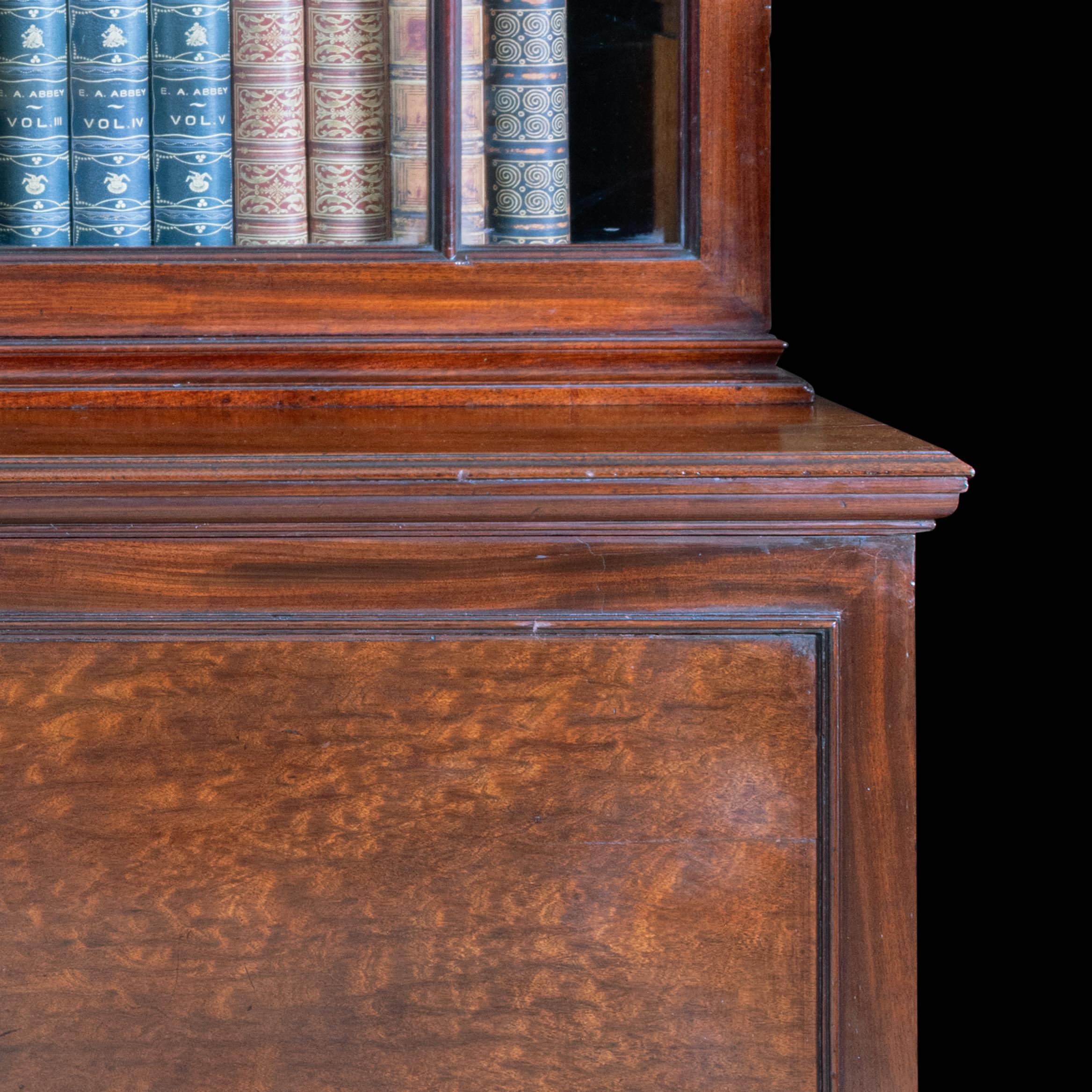 Georgianisches englisches Bücherregal mit 4 Türen aus dem 18. Jahrhundert, Thomas Chippendale zugeschrieben (Mitte des 18. Jahrhunderts) im Angebot