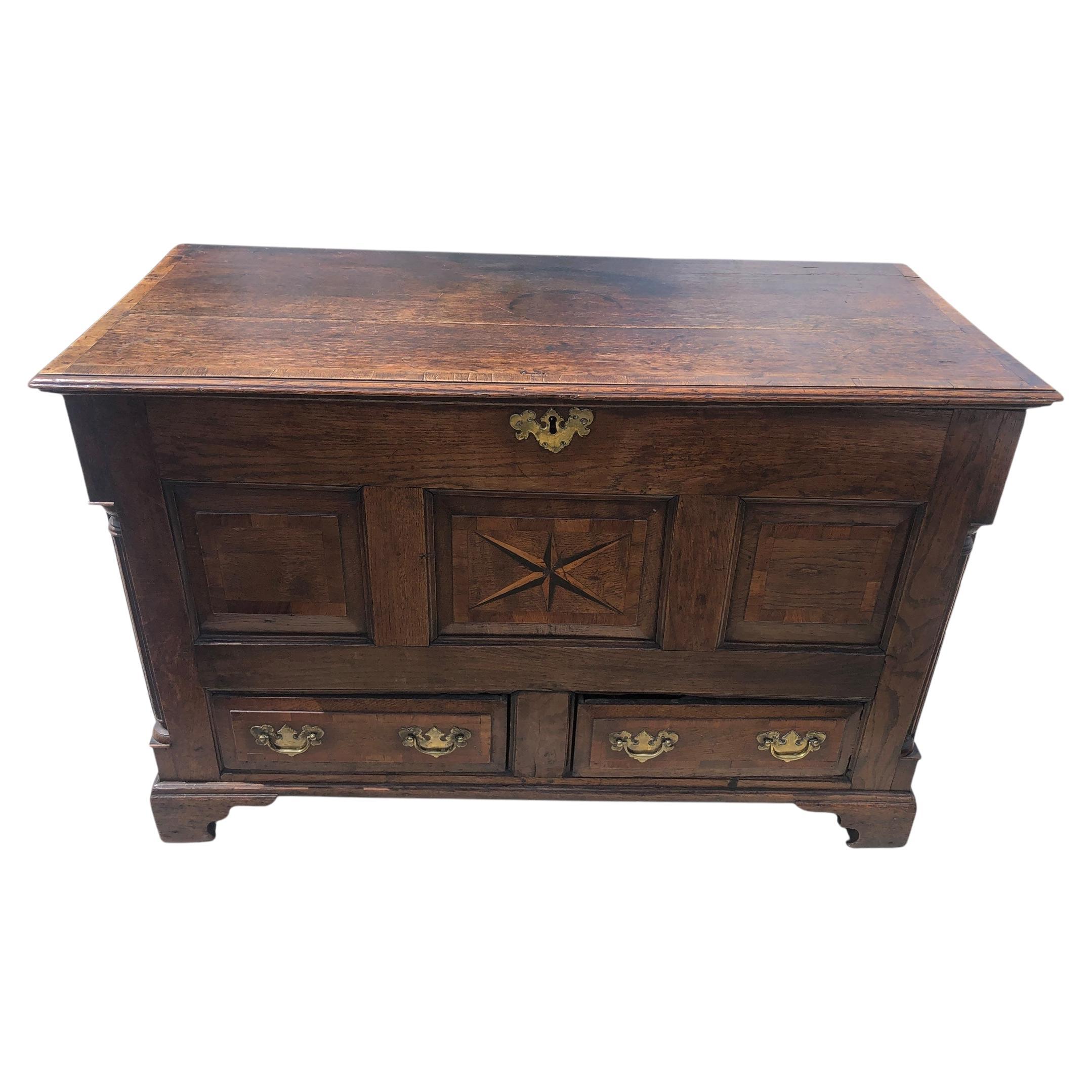 Forziere inglese del XVIII secolo in Oak con intarsio di stelle a compasso. Queste erano comunemente chiamate Lancashire Mule Chest o Blanket Chest. Bellissimo design a bande incrociate e pannello frontale. La bordatura incrociata è una tecnica