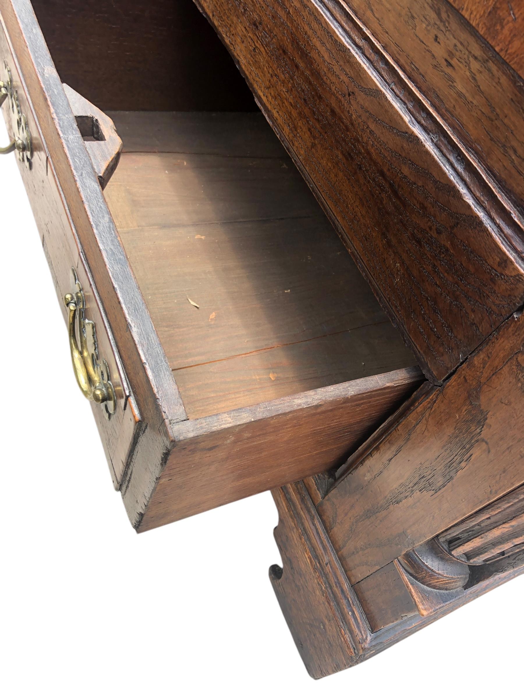 Giorgio III Cassettone georgiano inglese del XVIII secolo in Oak con intarsio di stelle a compasso in vendita