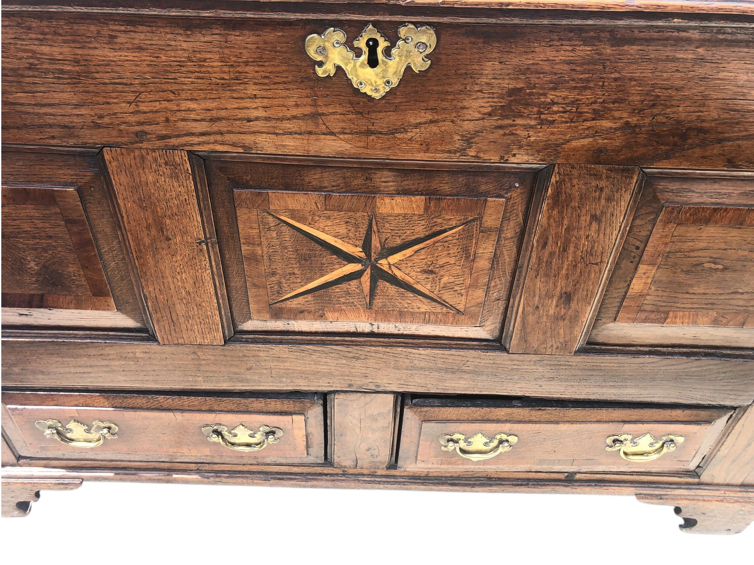 Ottone Cassettone georgiano inglese del XVIII secolo in Oak con intarsio di stelle a compasso in vendita