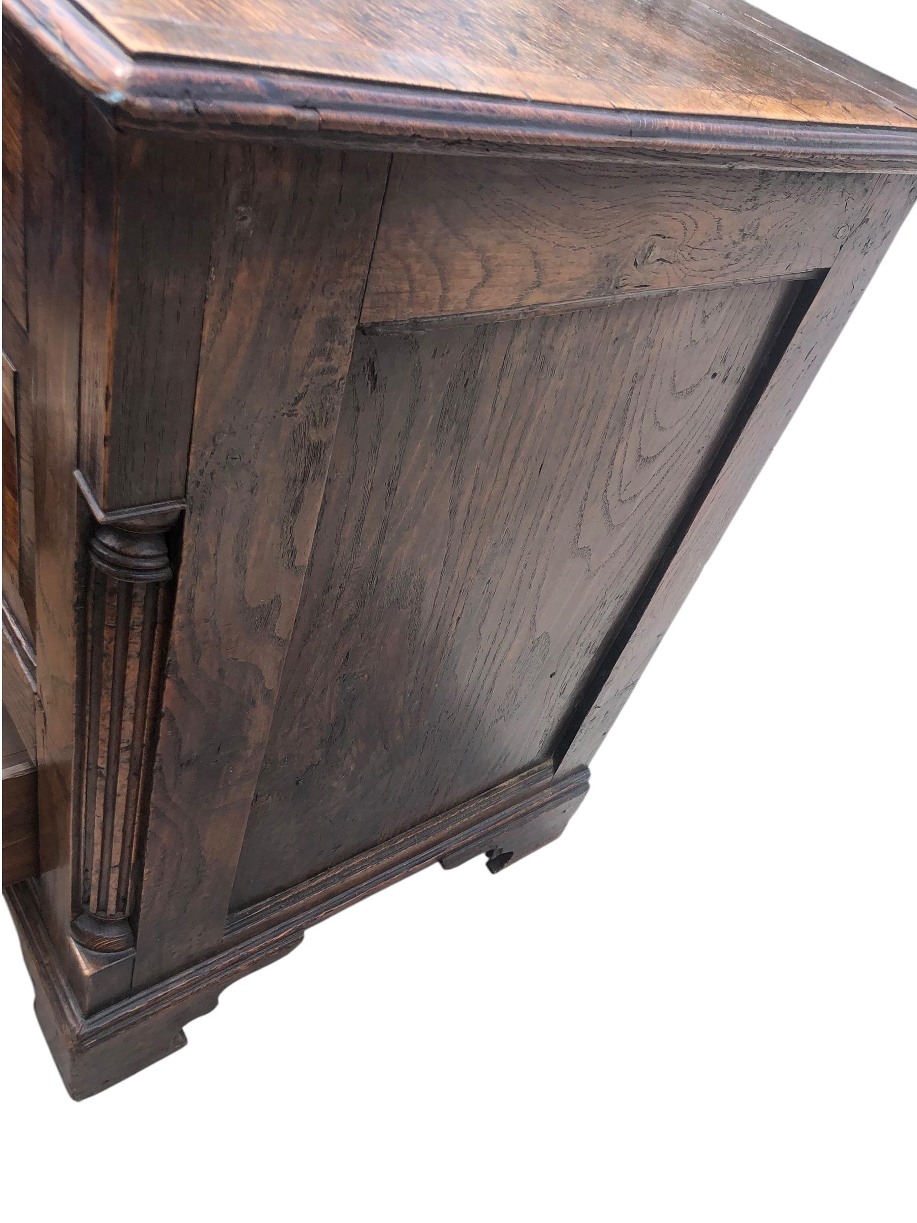 Cassettone georgiano inglese del XVIII secolo in Oak con intarsio di stelle a compasso in vendita 1