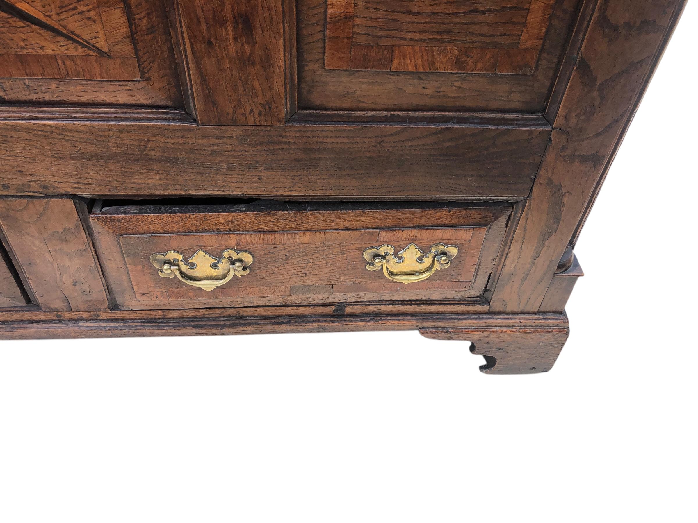 Cassettone georgiano inglese del XVIII secolo in Oak con intarsio di stelle a compasso in vendita 2